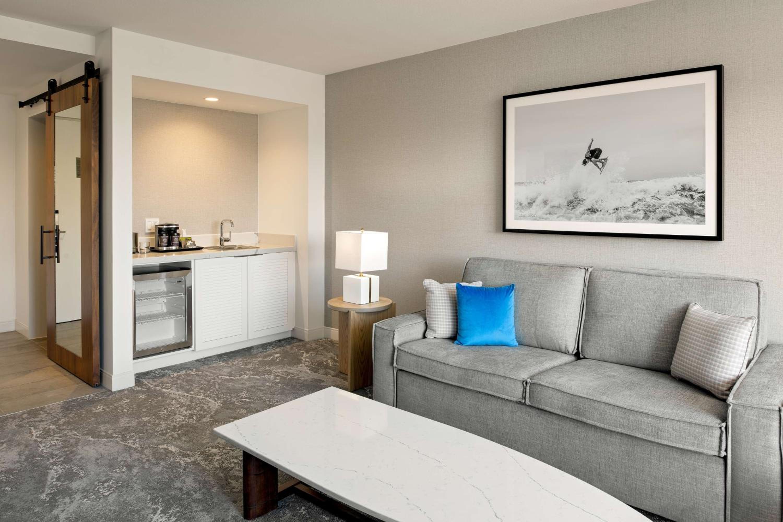 One-Bedroom King Suite thumbnail 6