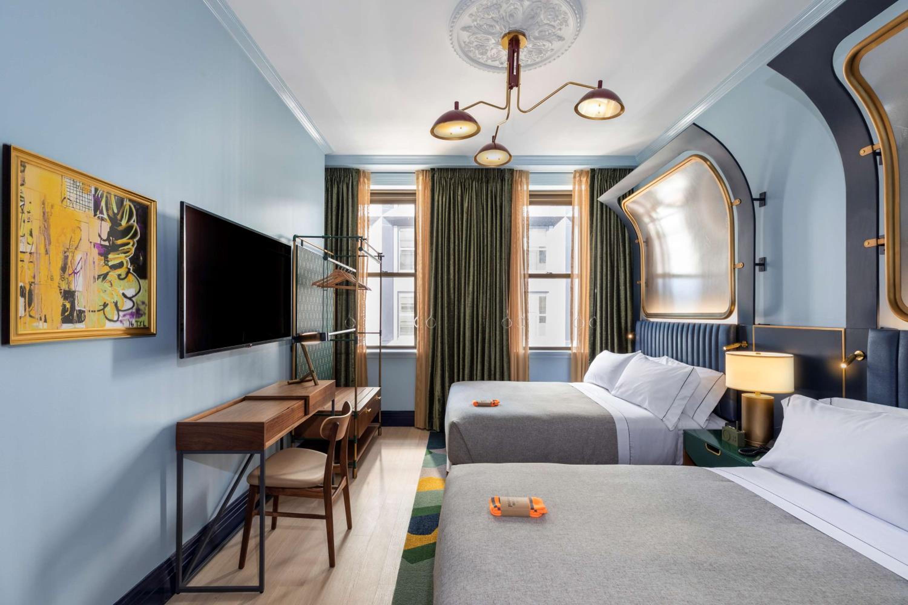 Premium Queen Room with Two Queen Beds - Photo 3