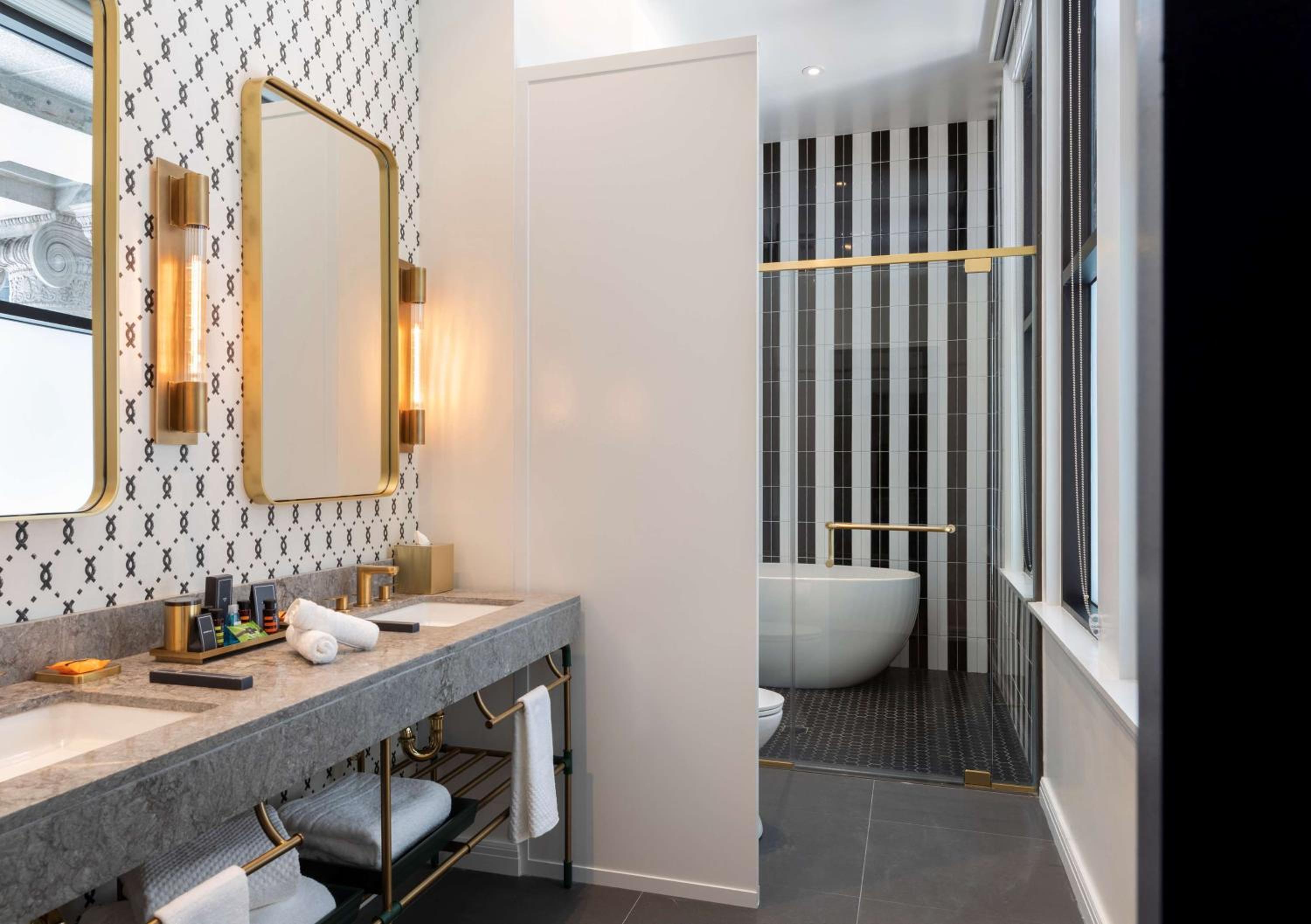One-Bedroom Premium King Suite thumbnail 6