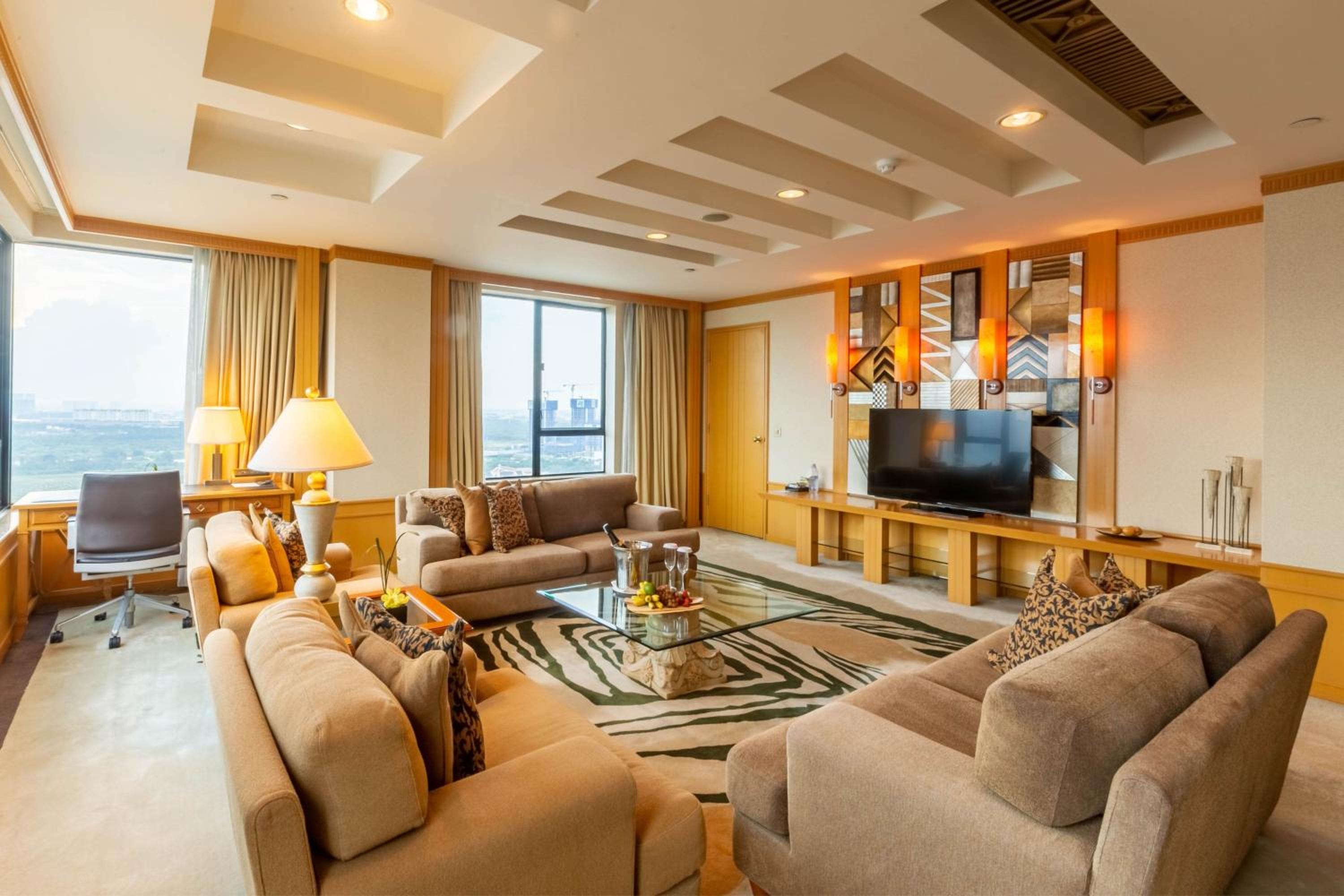 Presidential King Suite with River View - Club Level