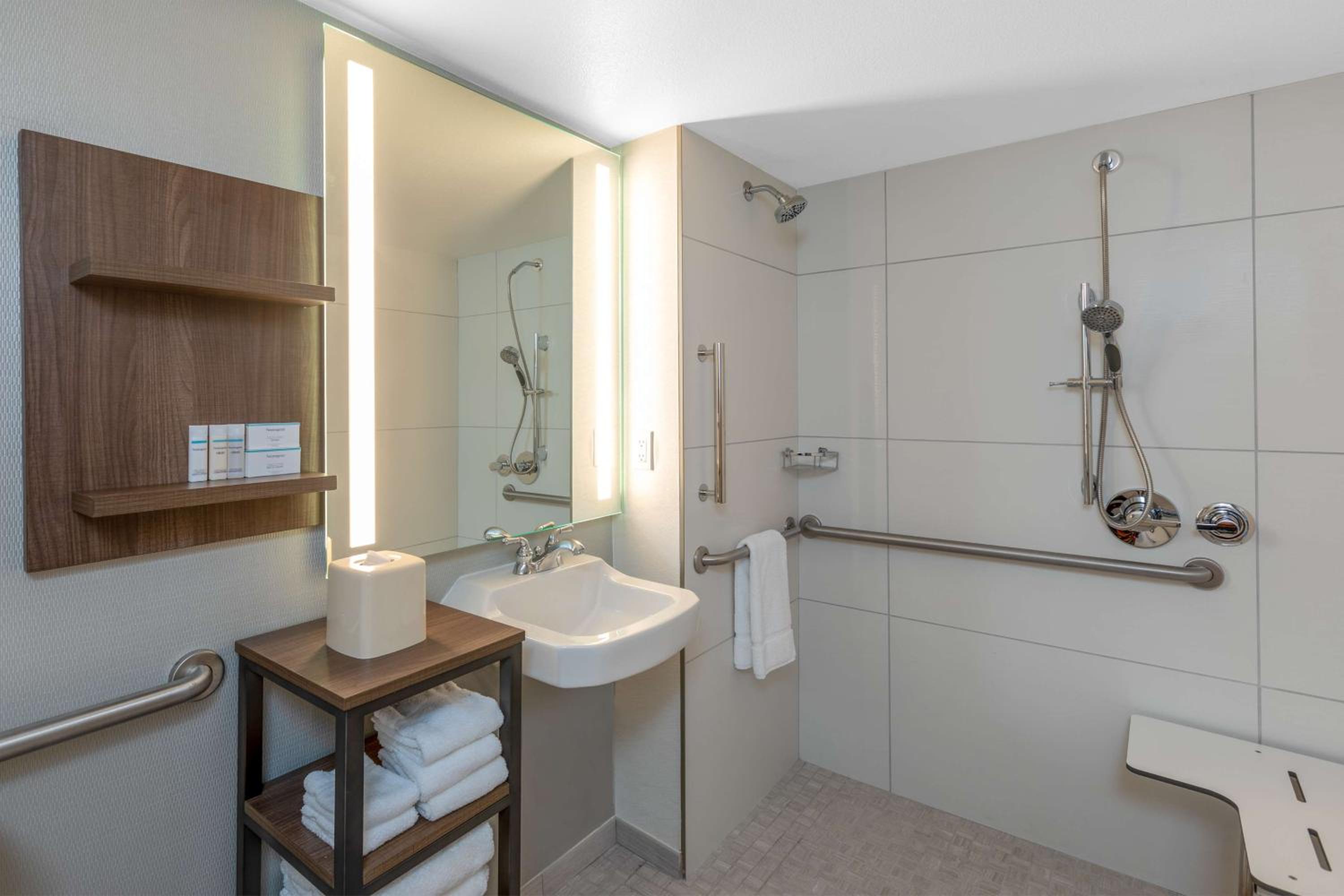 Queen Room with Mobility/Hearing Accessible Tub - Photo 5