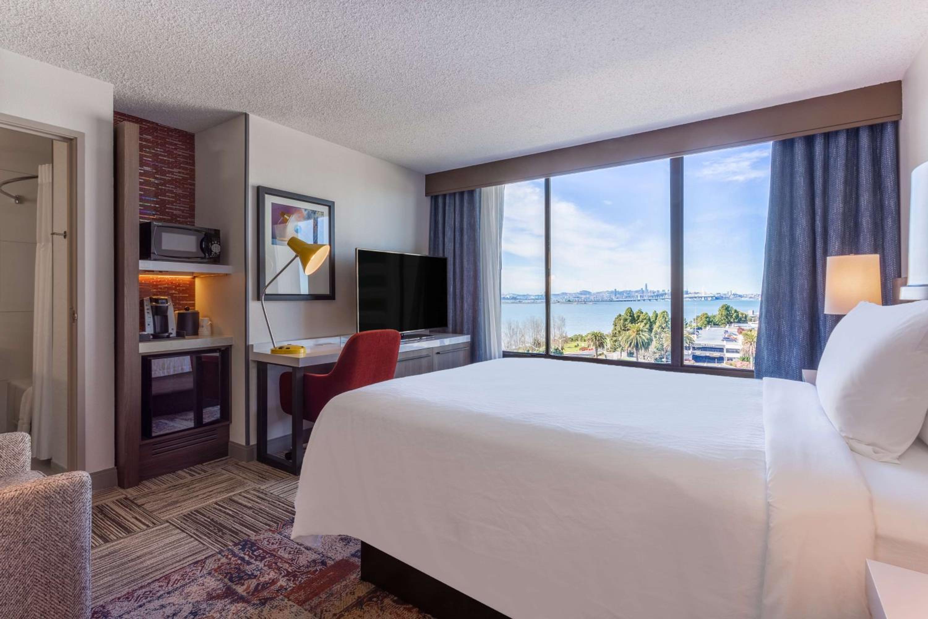 Queen Room with Bay View - Photo 4