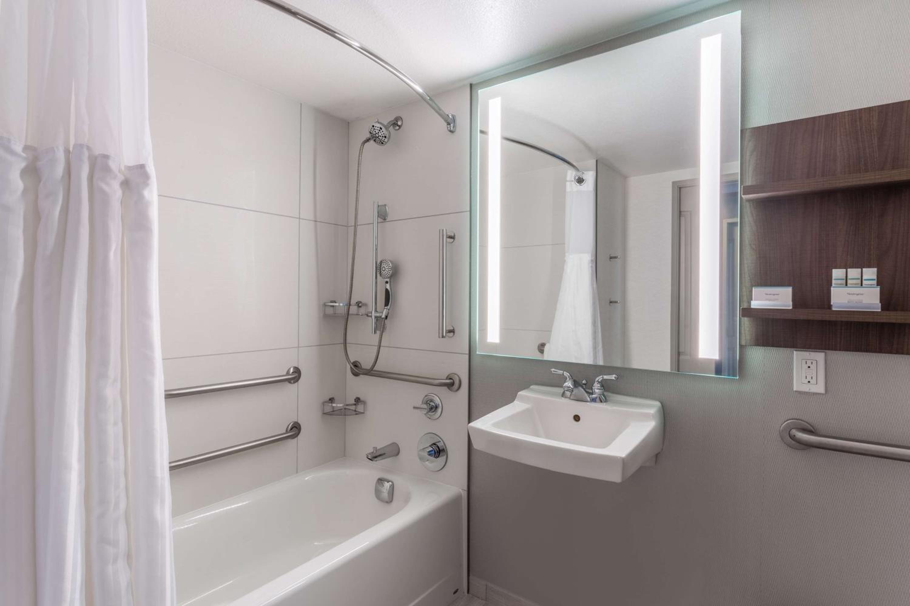 Queen Room with Mobility/Hearing Accessible Tub - Photo 6