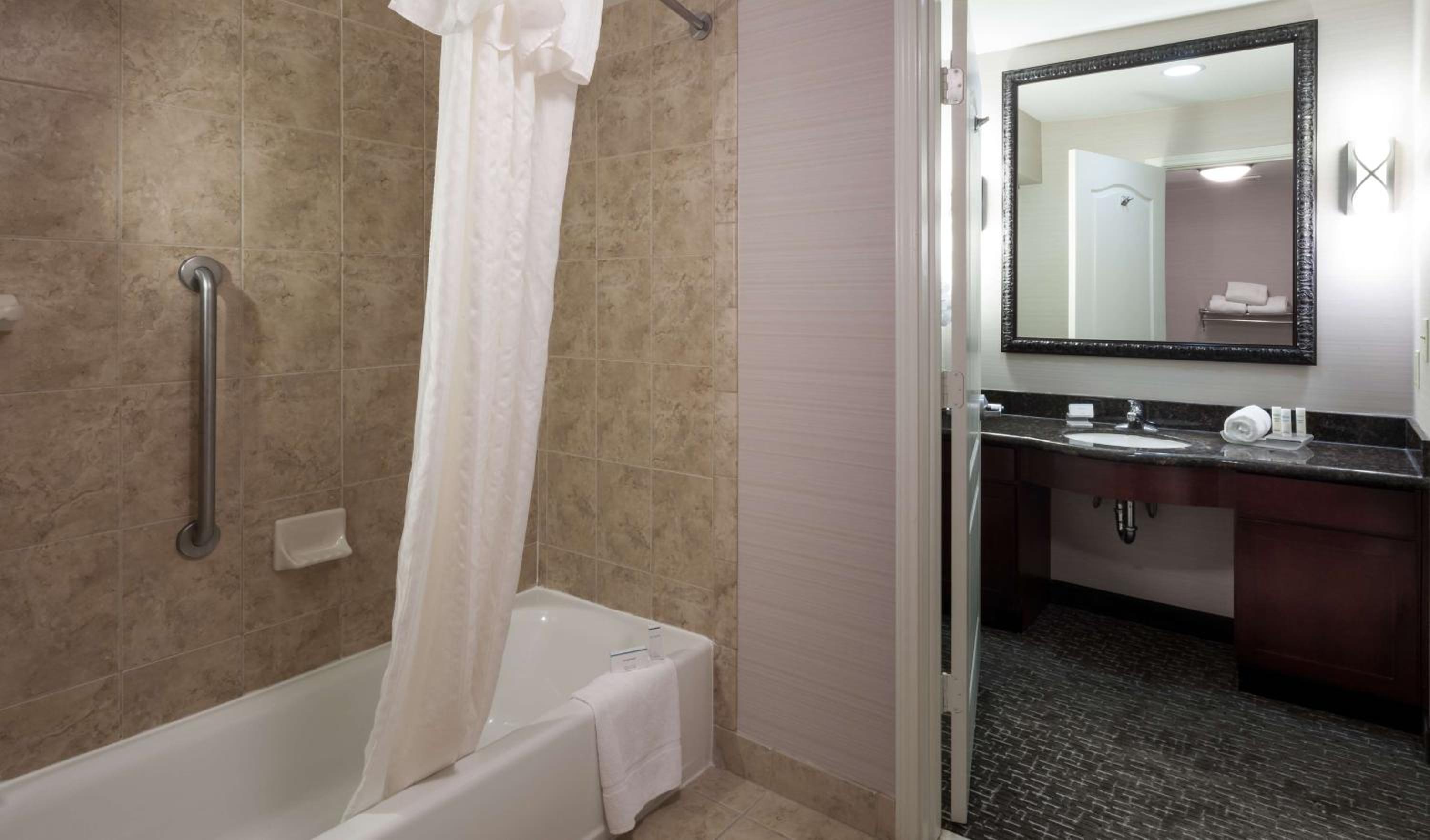 One-Bedroom Queen Suite with Two Queen Beds - Non-Smoking - Photo 2