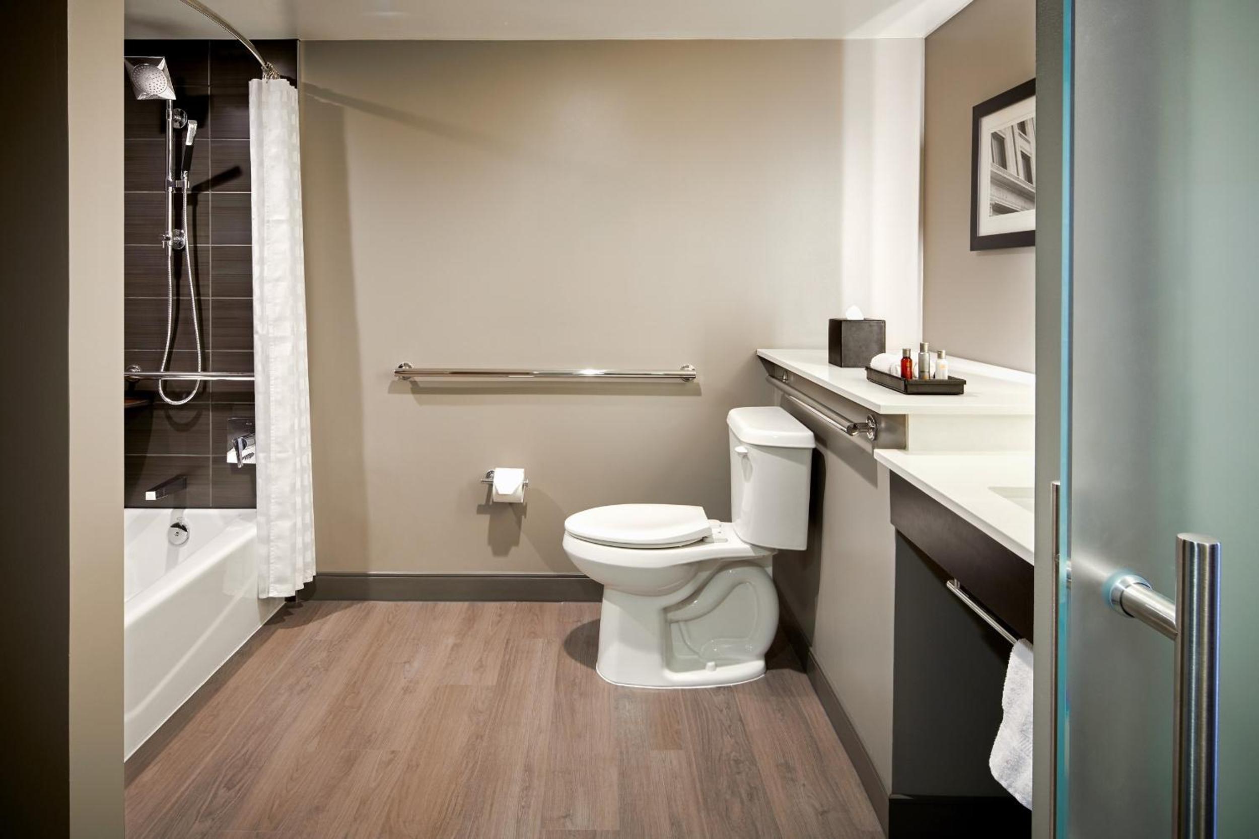 King Room with Adapted Tub - Mobility and Hearing Accessible, photo 6