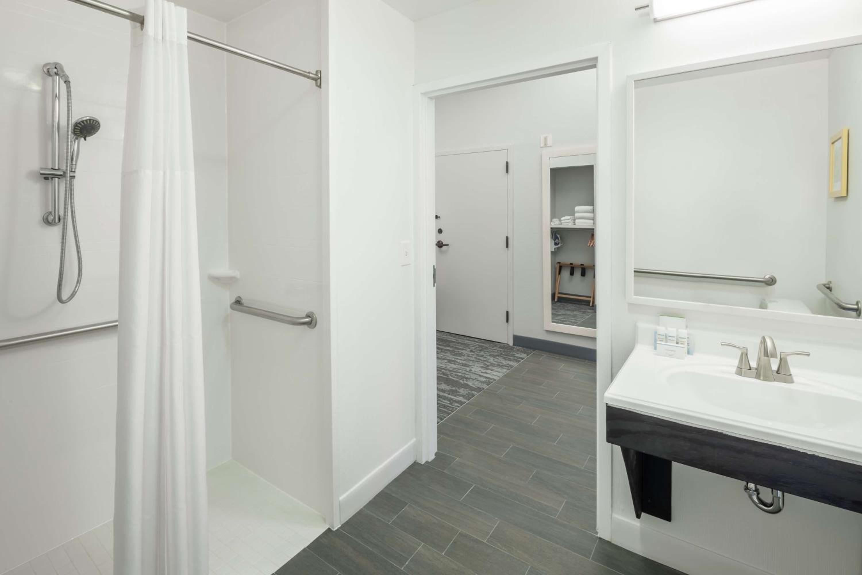 King Room with Roll-In Shower - Mobility Access/Non-Smoking - Photo 2