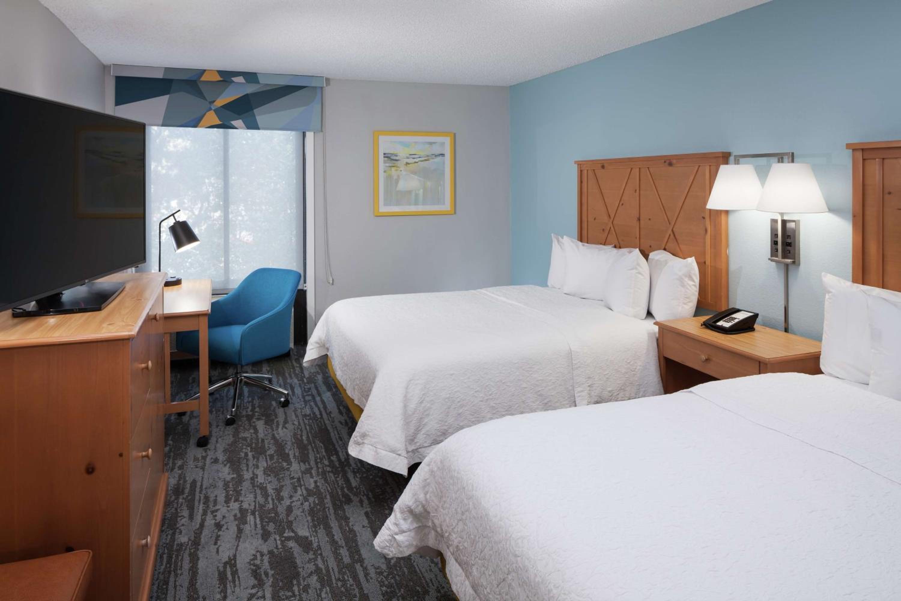 Room with Two Queen Beds - Non-Smoking - Photo 3