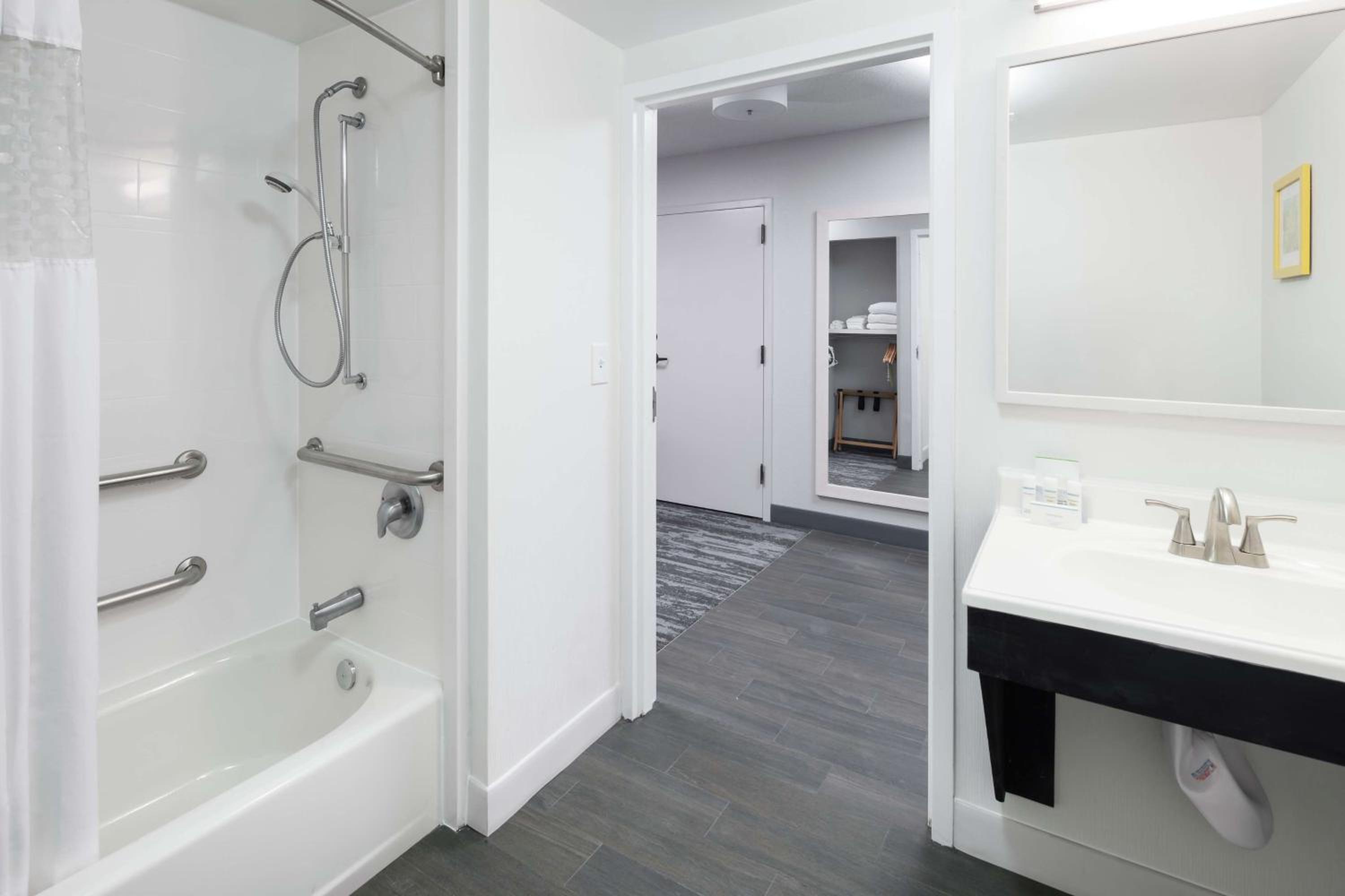 King Room - Mobility Access/Non-Smoking - Photo 4
