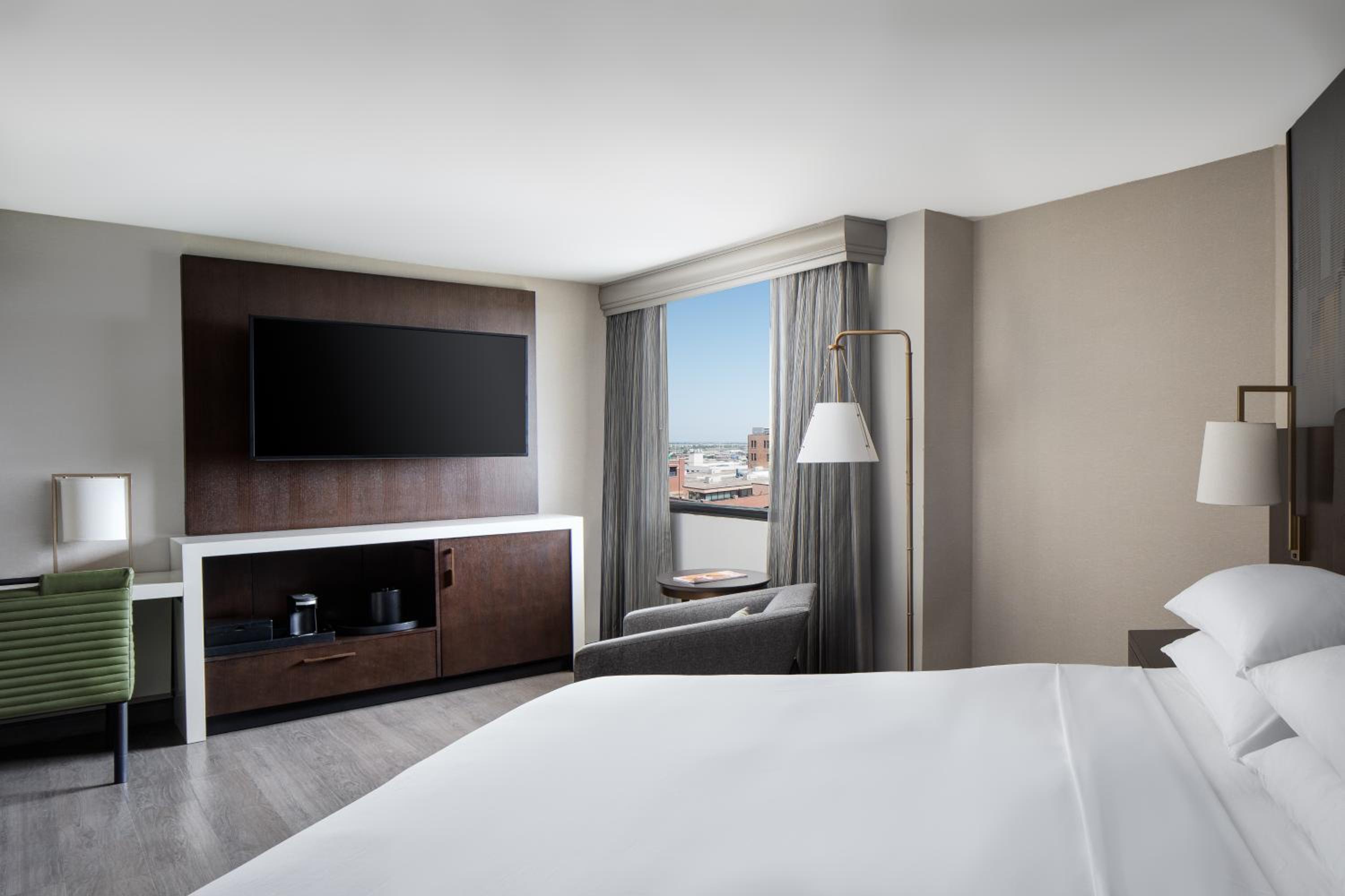Deluxe Corner King Room