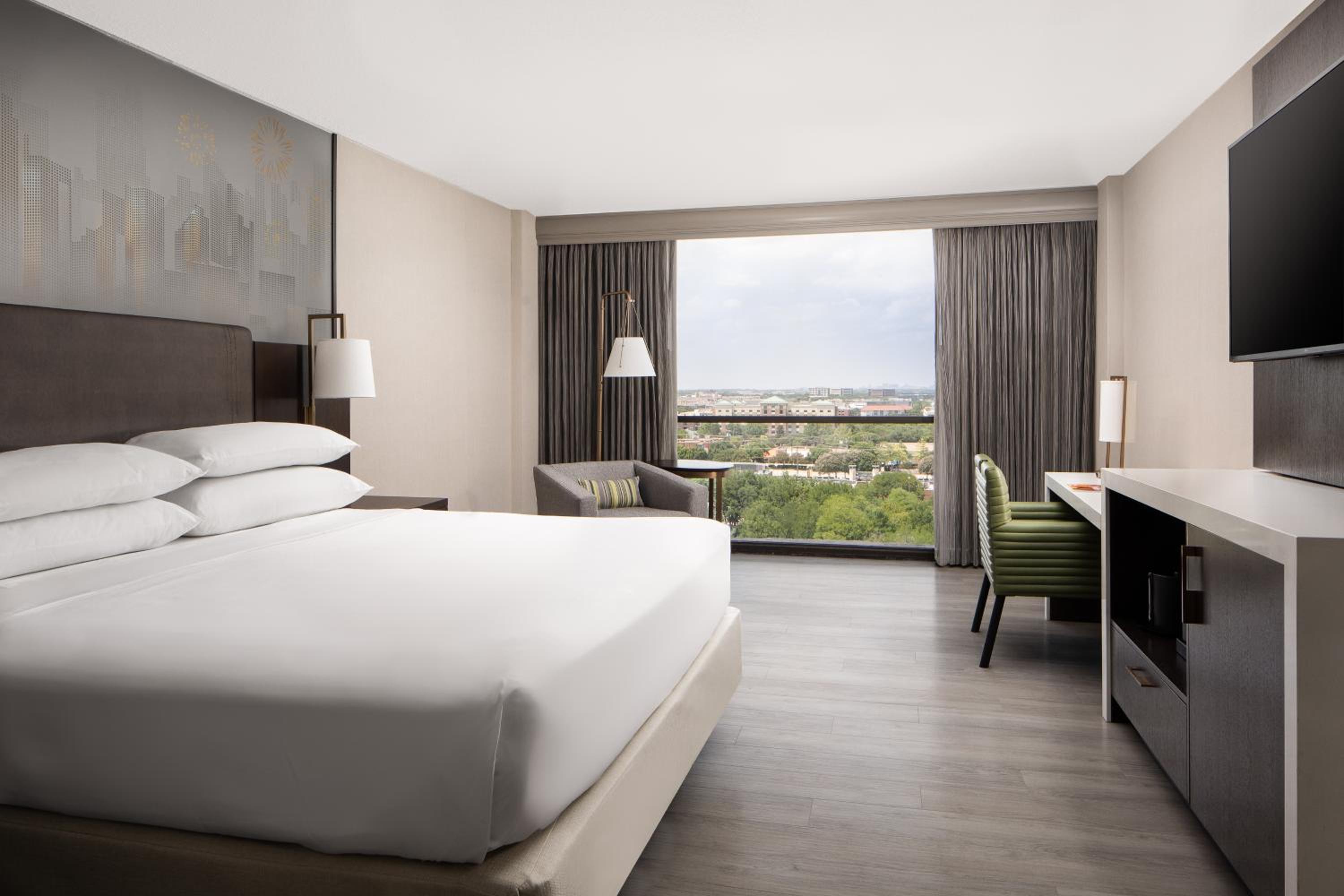 King Room - Top Floor/M Club Lounge Access