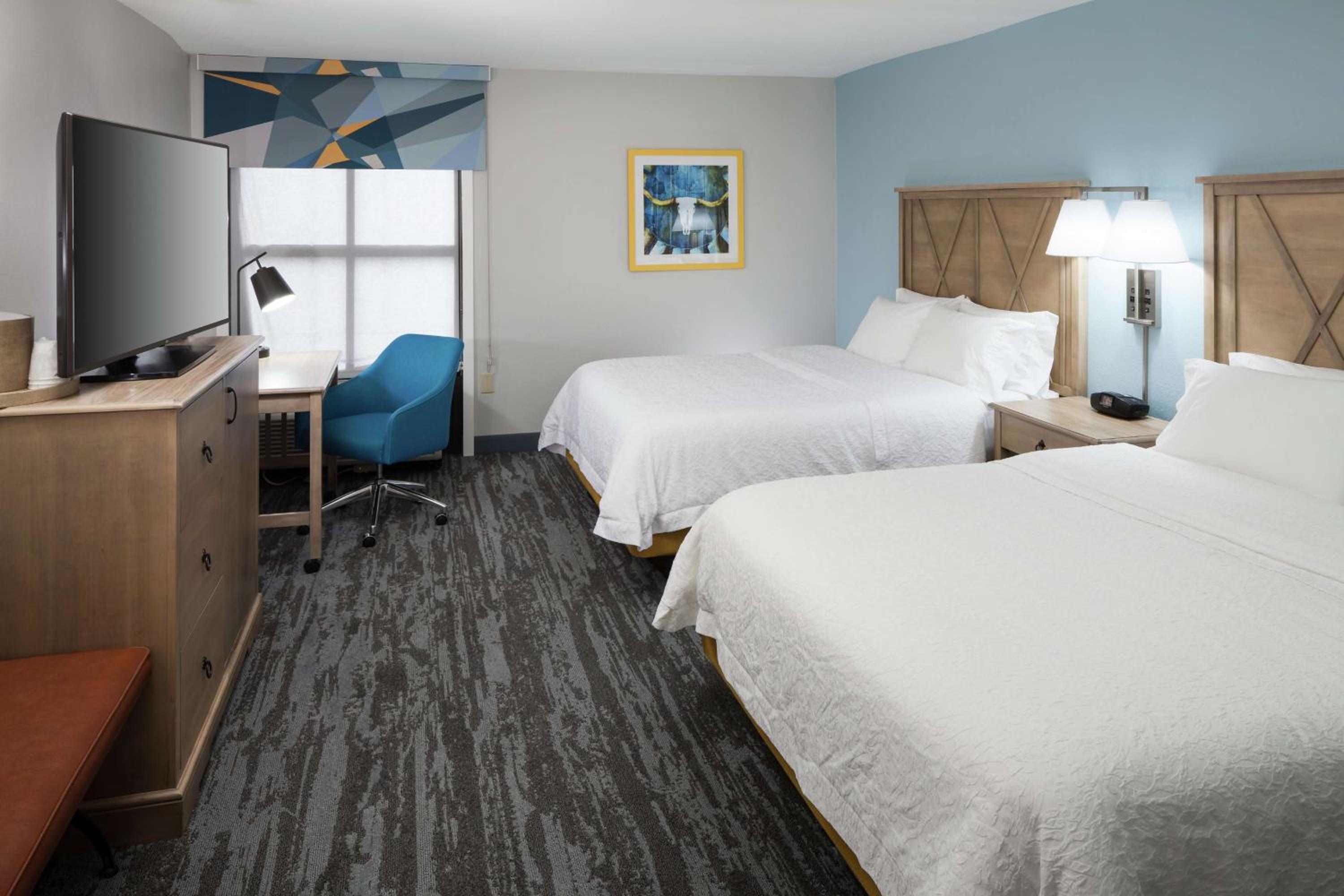 Room with Two Queen Beds - Non-Smoking - Photo 4