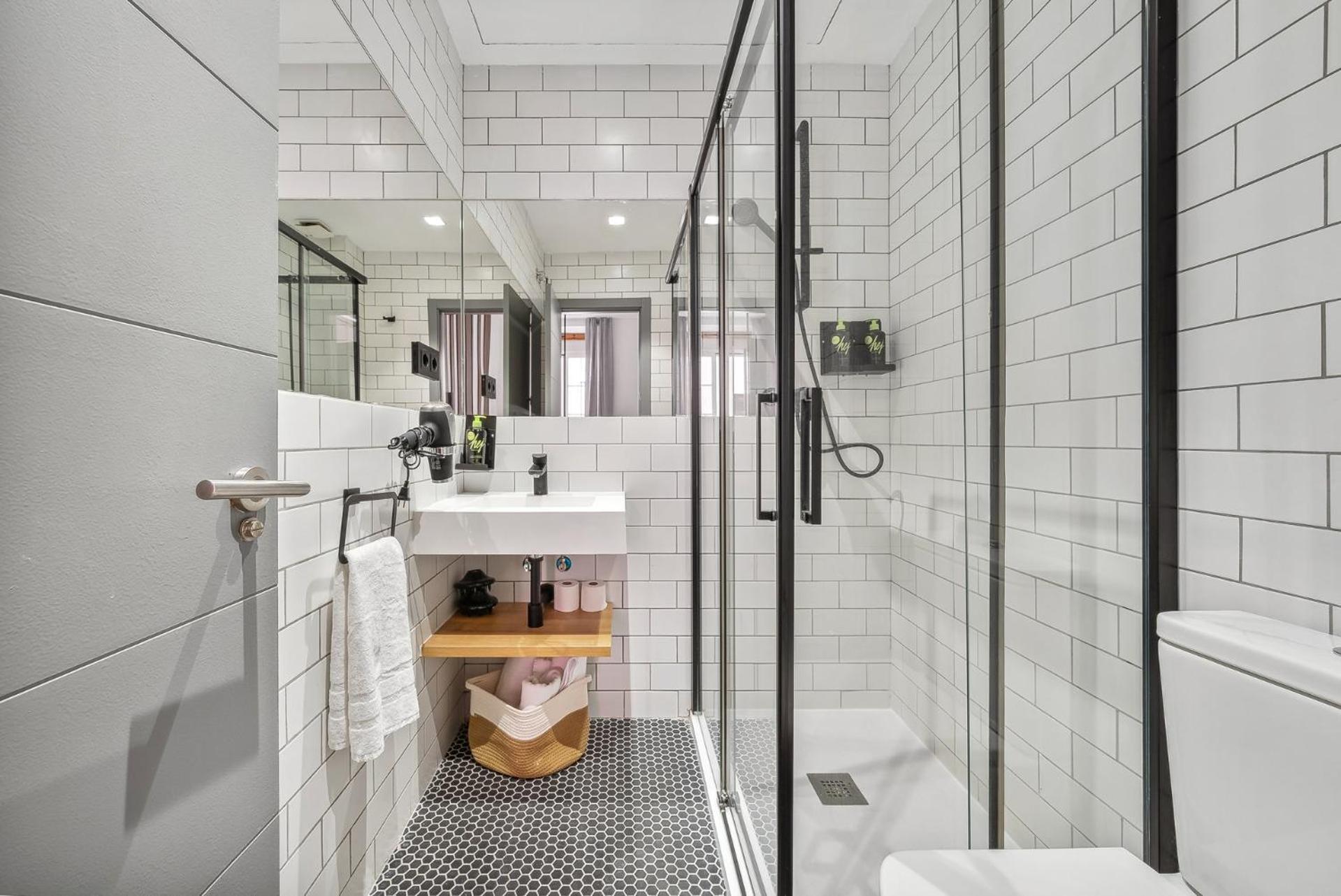 One-Bedroom Apartment with balcony photo 2