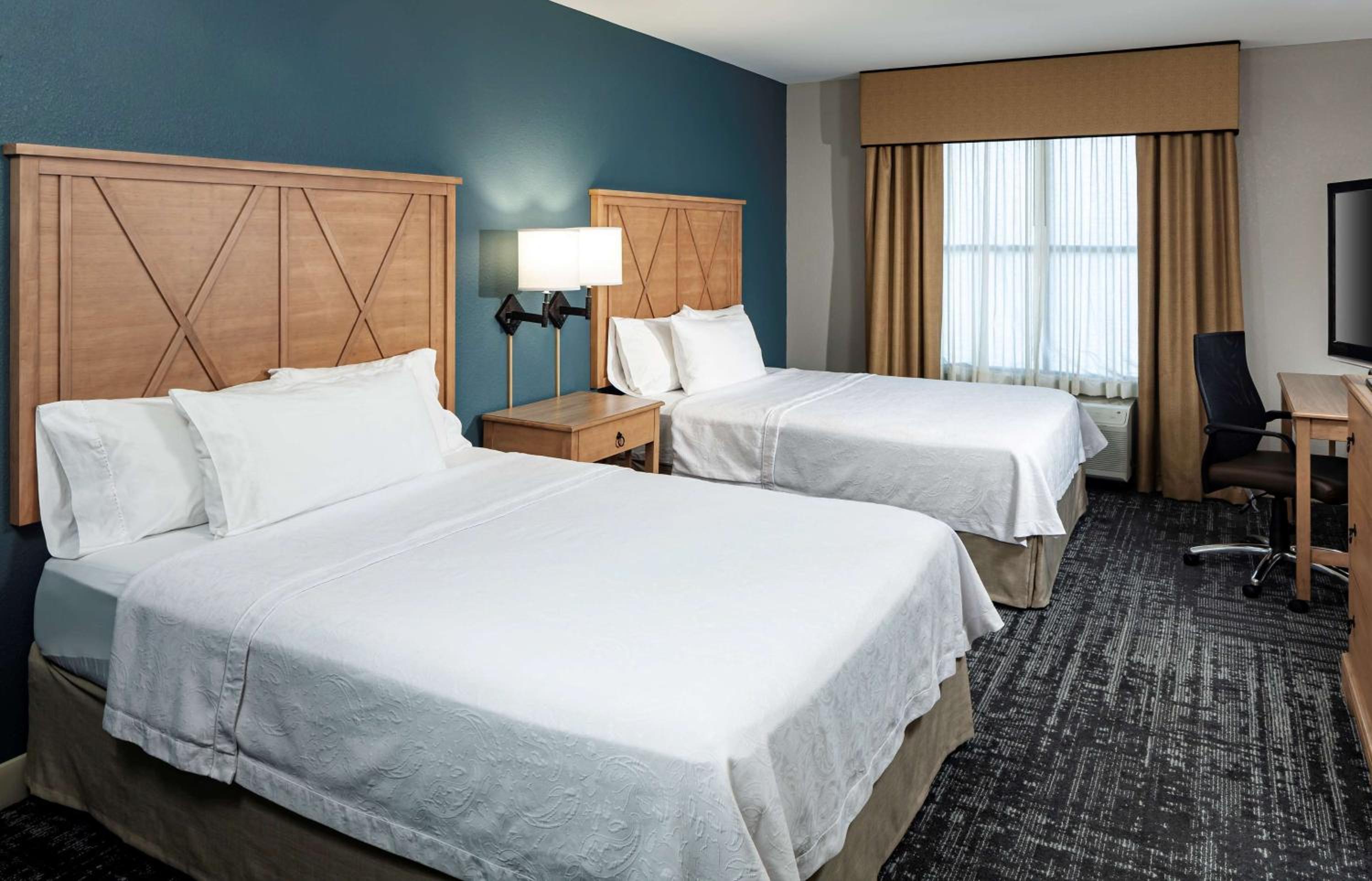 One-Bedroom Queen Suite with Two Queen Beds - Non-Smoking - Photo 2