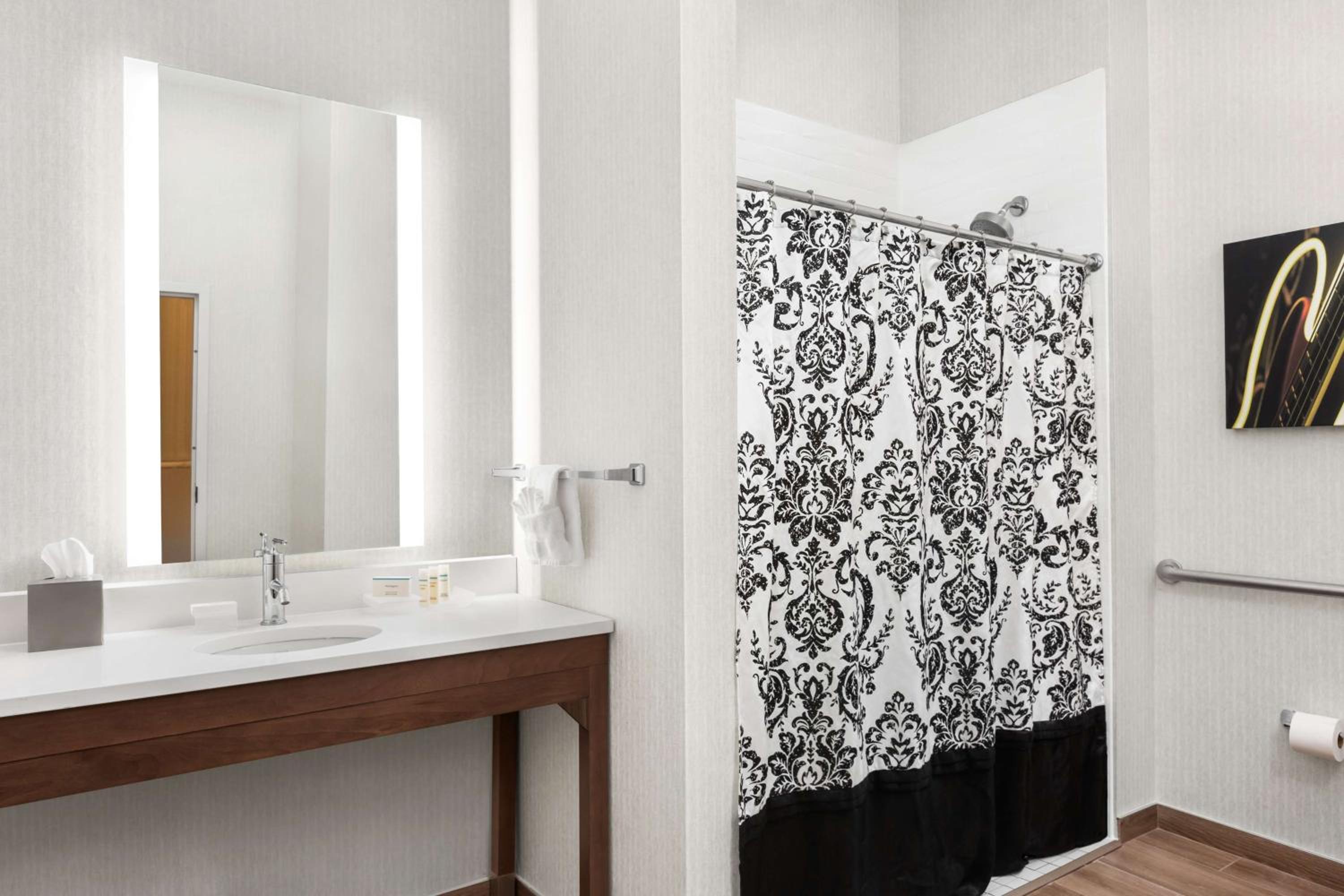 Queen Studio with Roll-In Shower - Mobility and Hearing Access/Non-Smoking - Photo 6