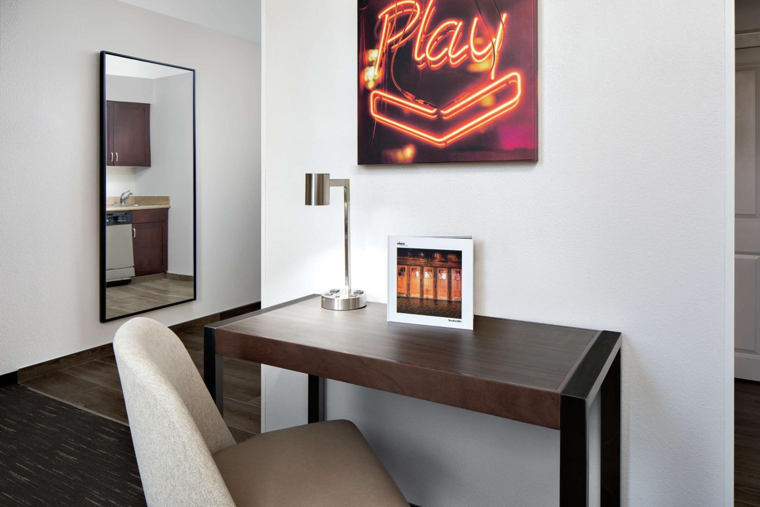 One-Bedroom King Suite - Non-Smoking - Photo 6