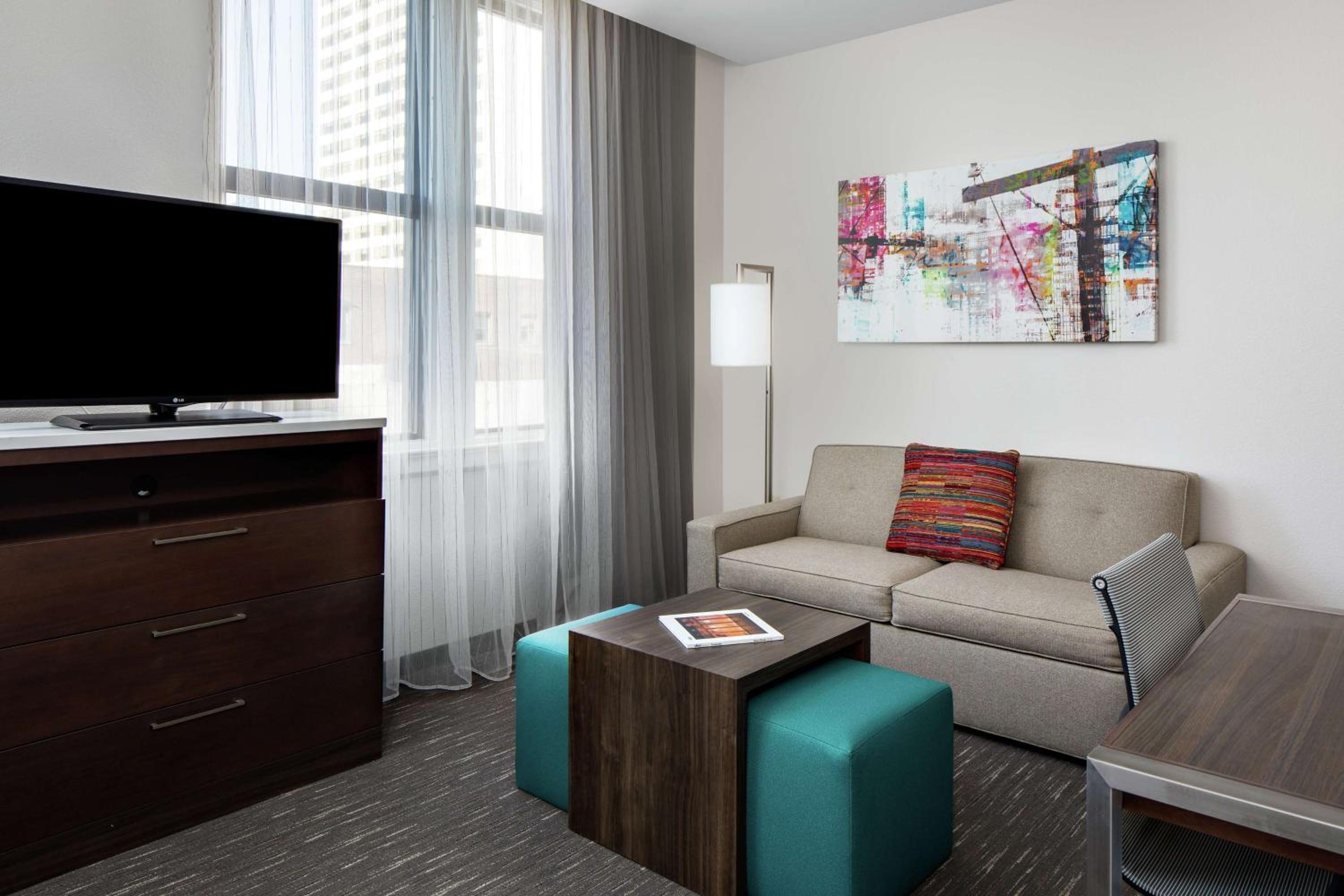 Deluxe One-Bedroom Suite - Non-Smoking - Photo 1