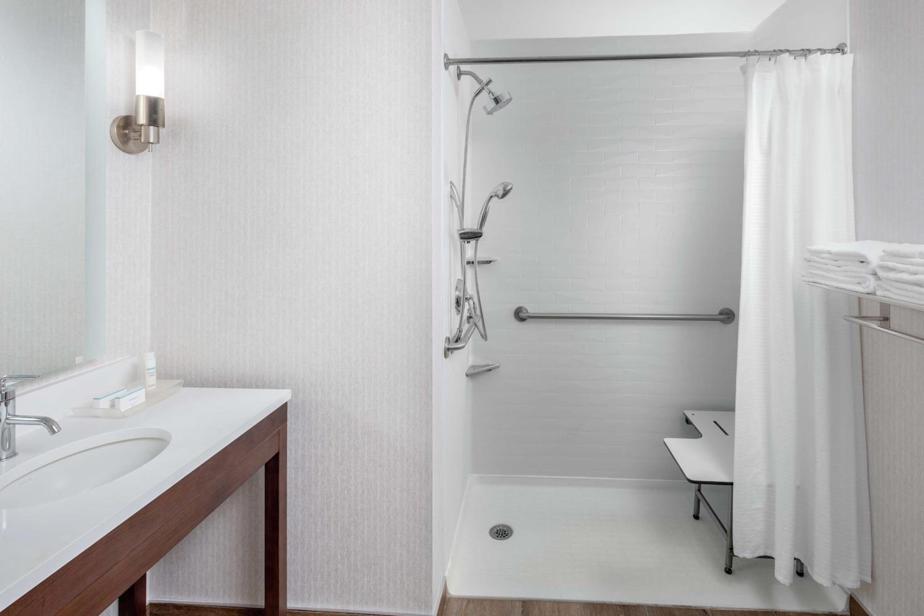 One-Bedroom King Suite - Non-Smoking - Photo 4