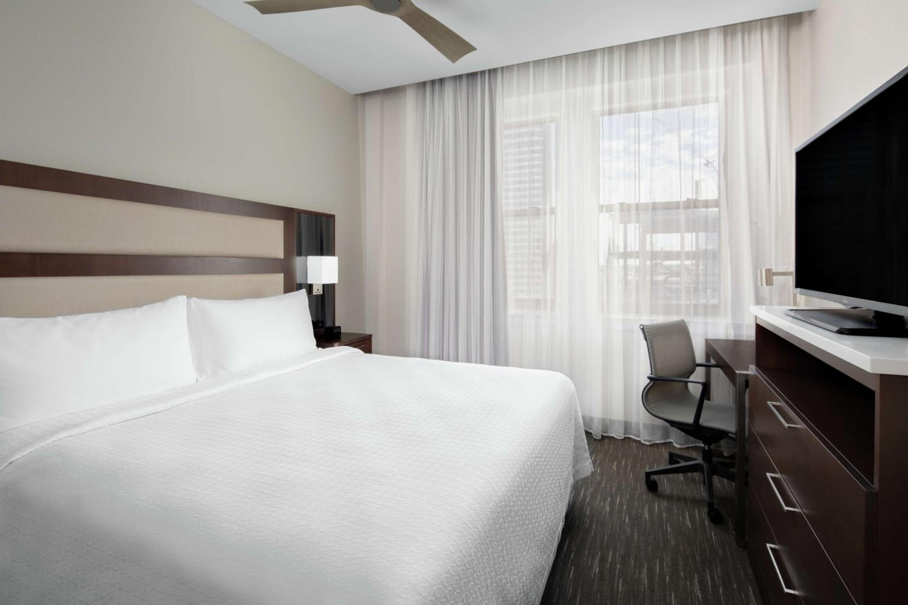 One-Bedroom King Suite - Non-Smoking - Photo 2