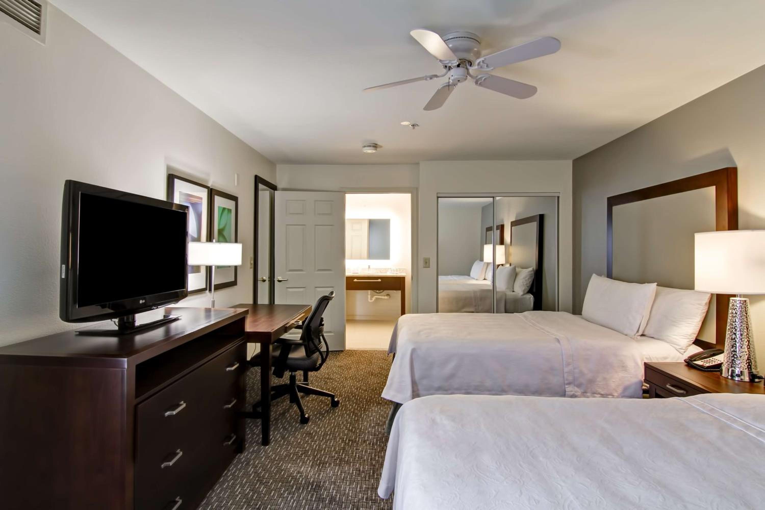 Two-Bedroom Suite with One King And Two Double Beds - Non-Smoking - Photo 5