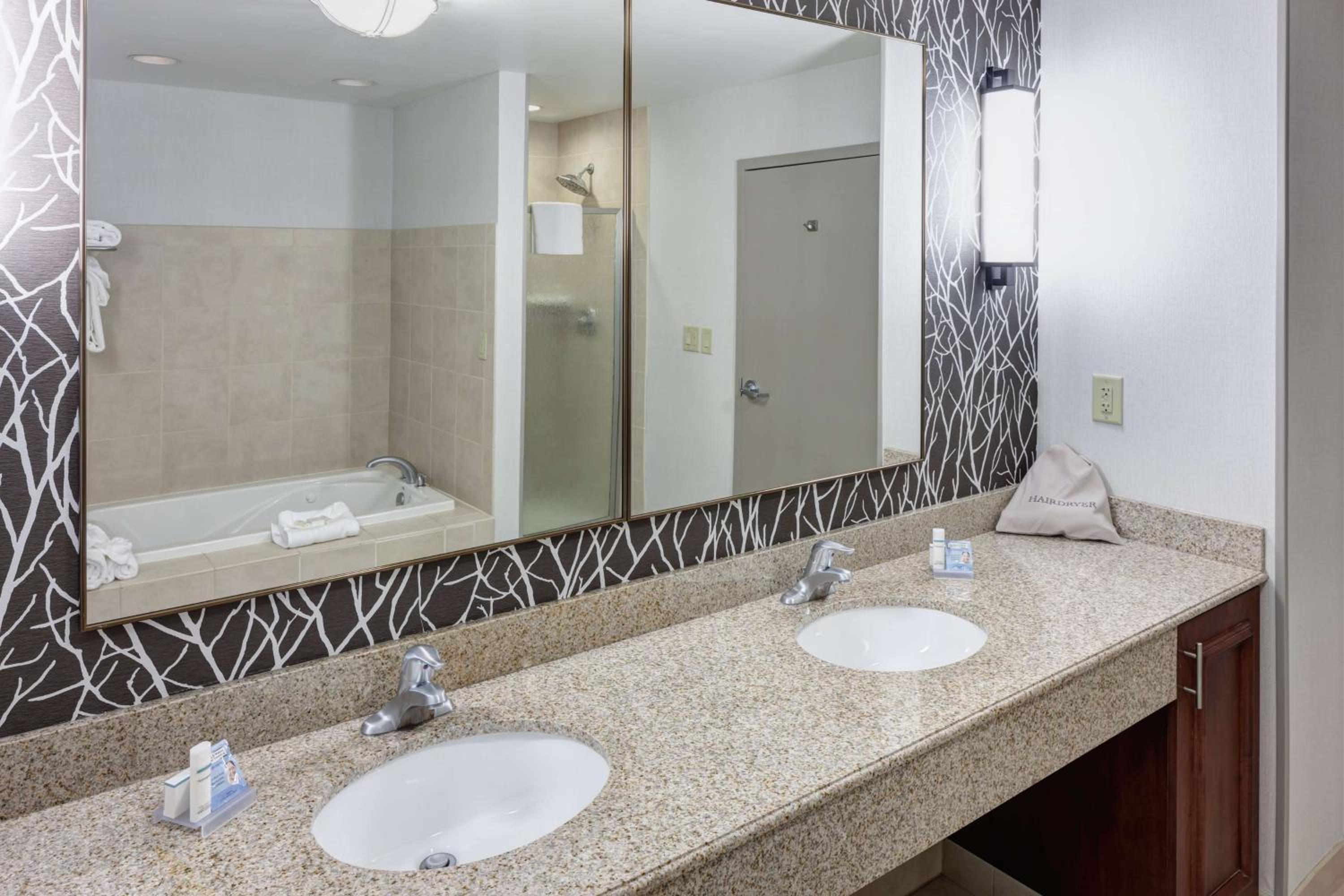 Junior King Suite - Non-Smoking - Photo 3