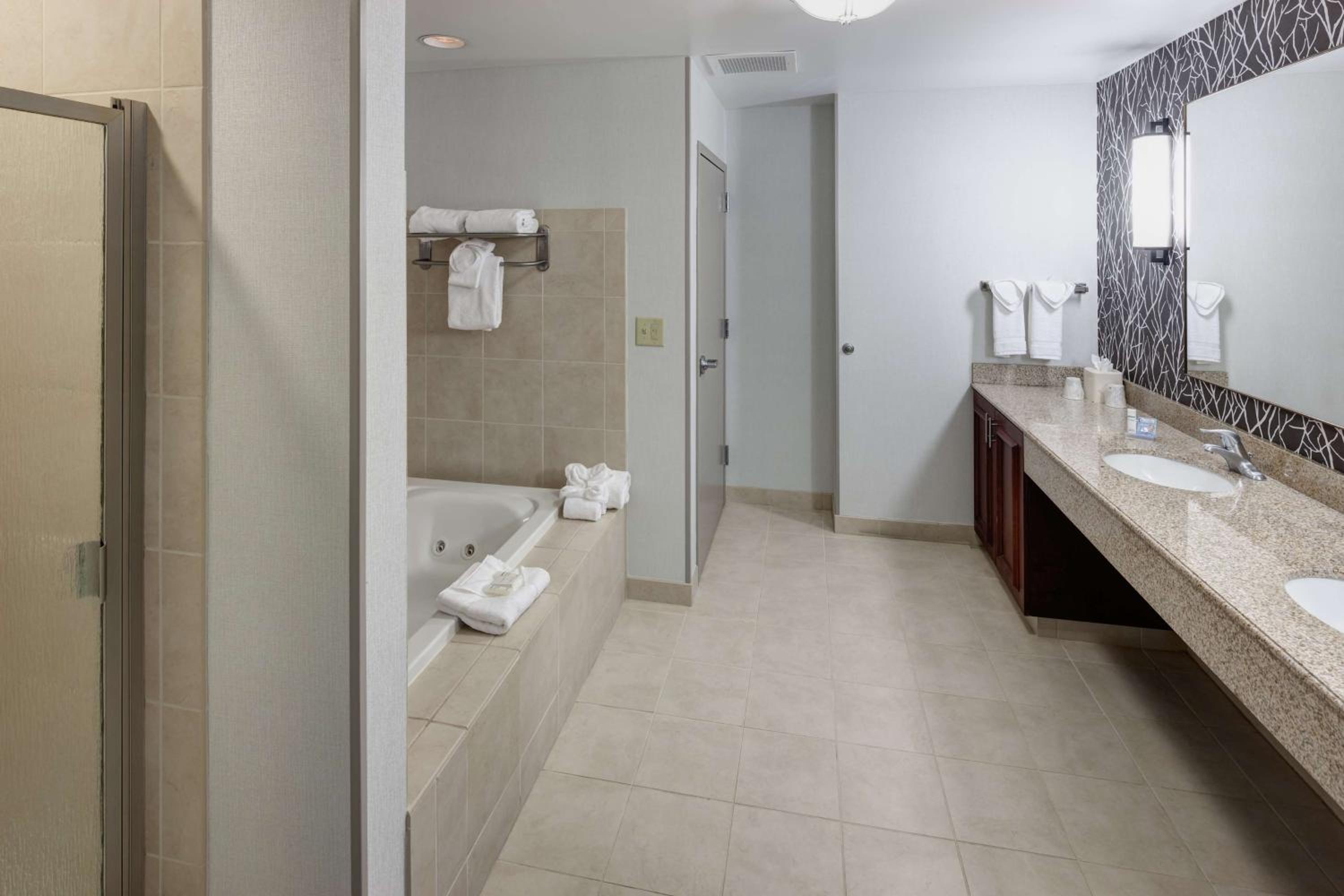 Junior Suite with Two Queen Beds - Non-Smoking - Photo 7