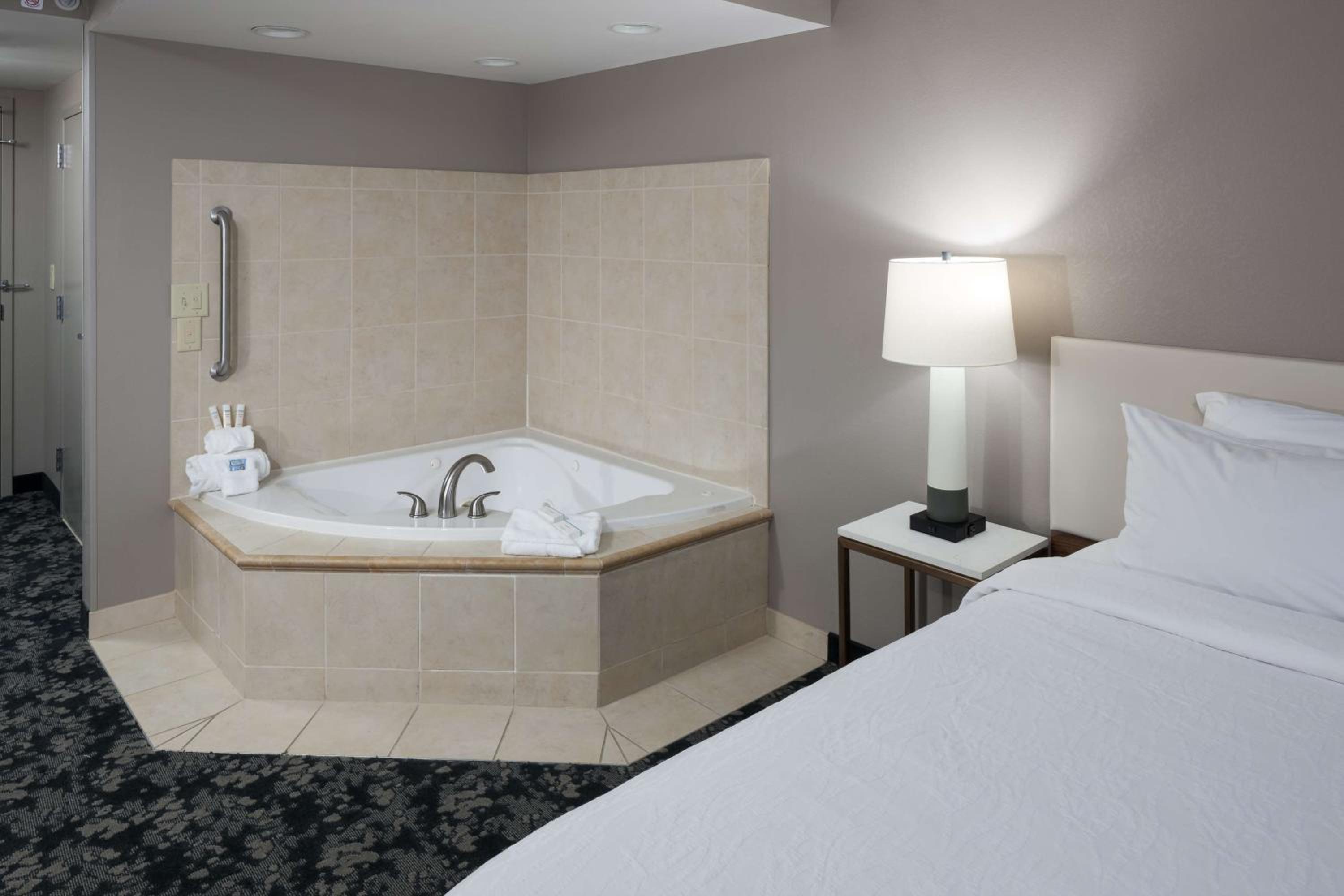 King Room with Whirlpool - Photo 4