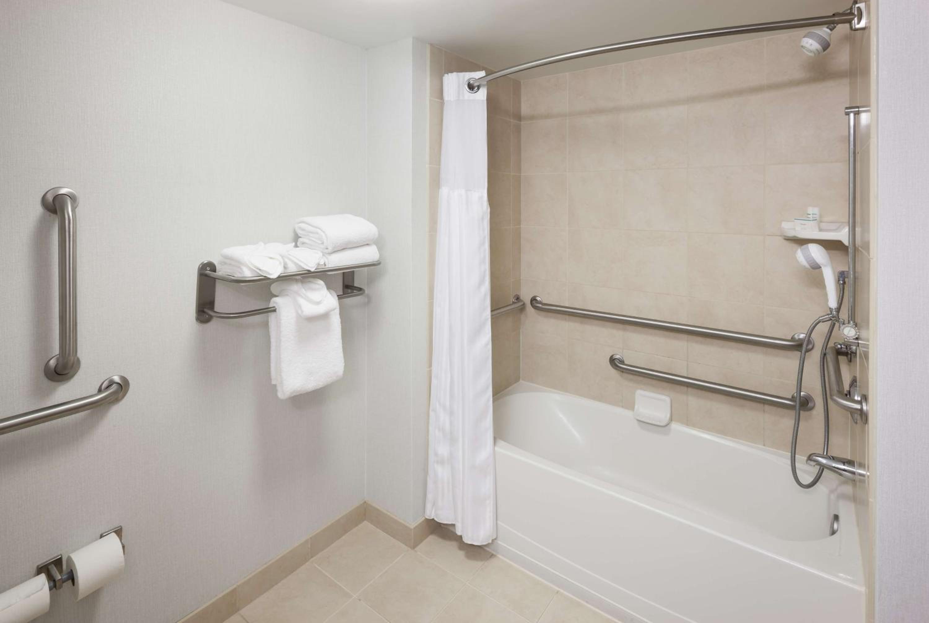 King Room with Bath Tub - Mobility Access - Photo 4