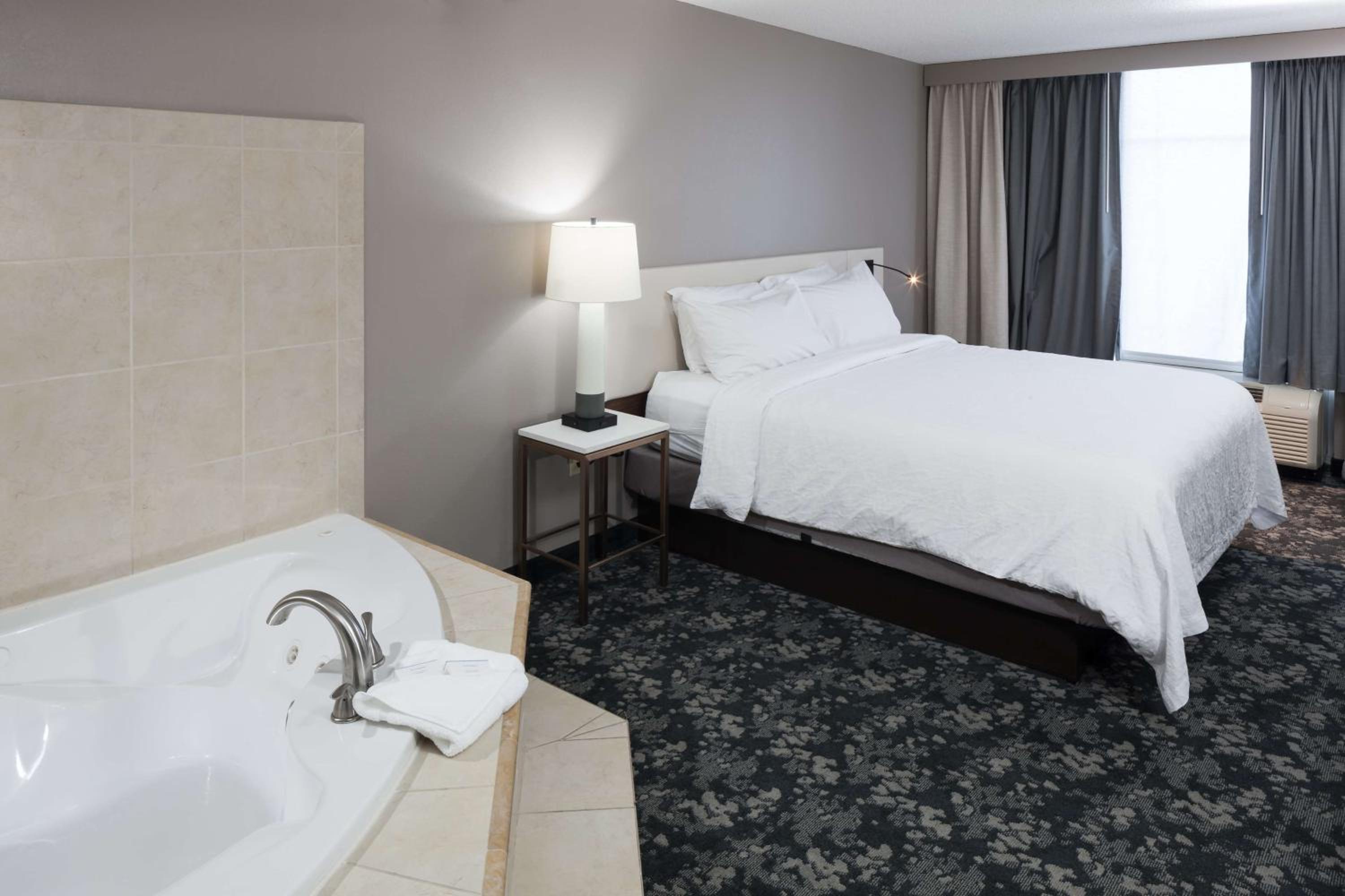 King Room with Whirlpool - Photo 6