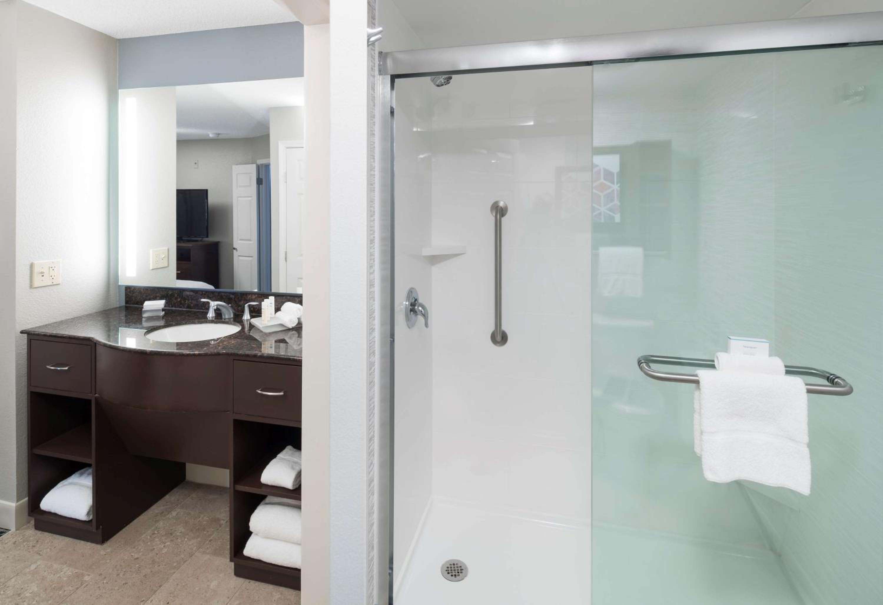 One-Bedroom King Suite - Non-Smoking - Photo 2