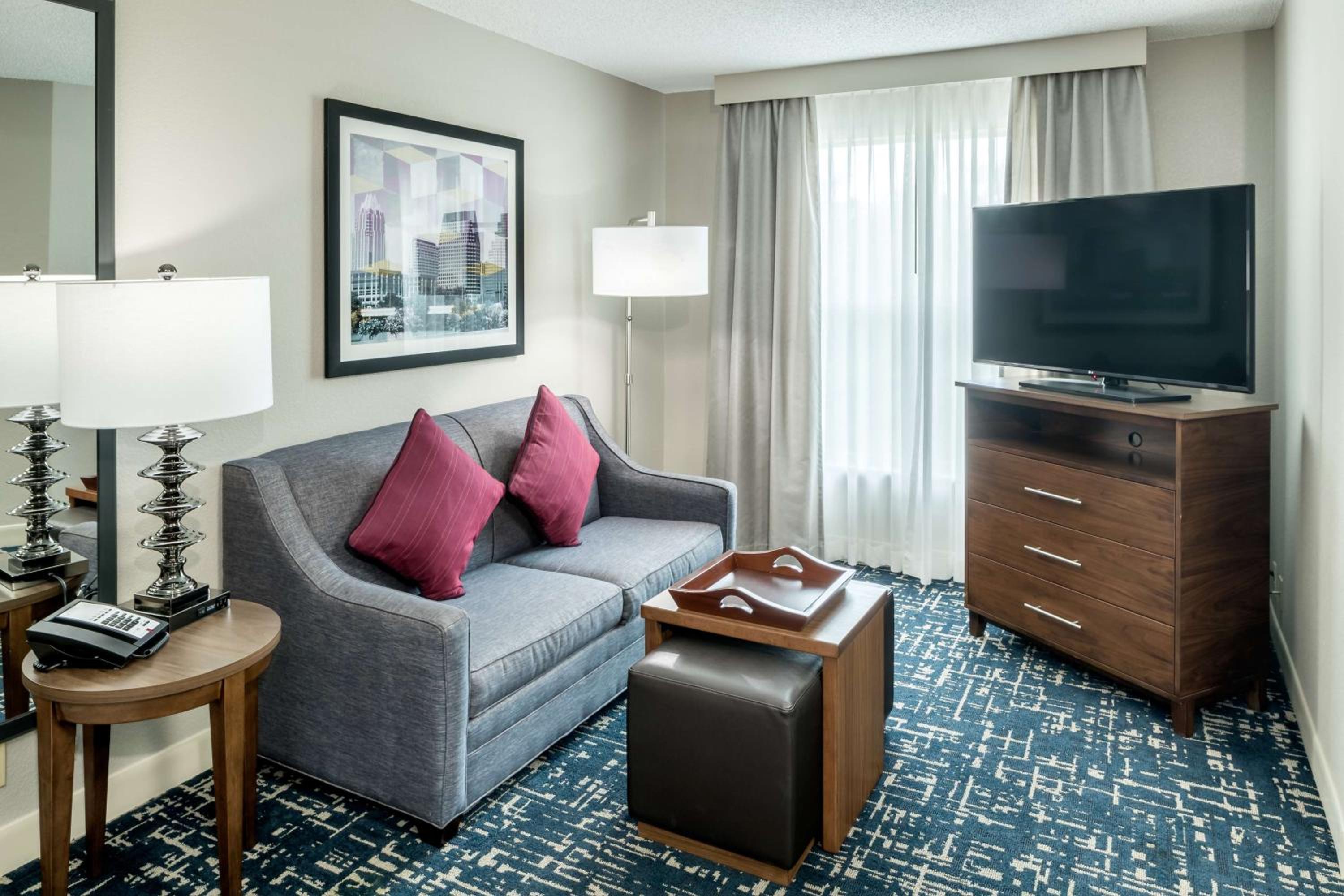 King Suite with Accessible Tub - Mobility and Hearing Access/Non-Smoking - Photo 3