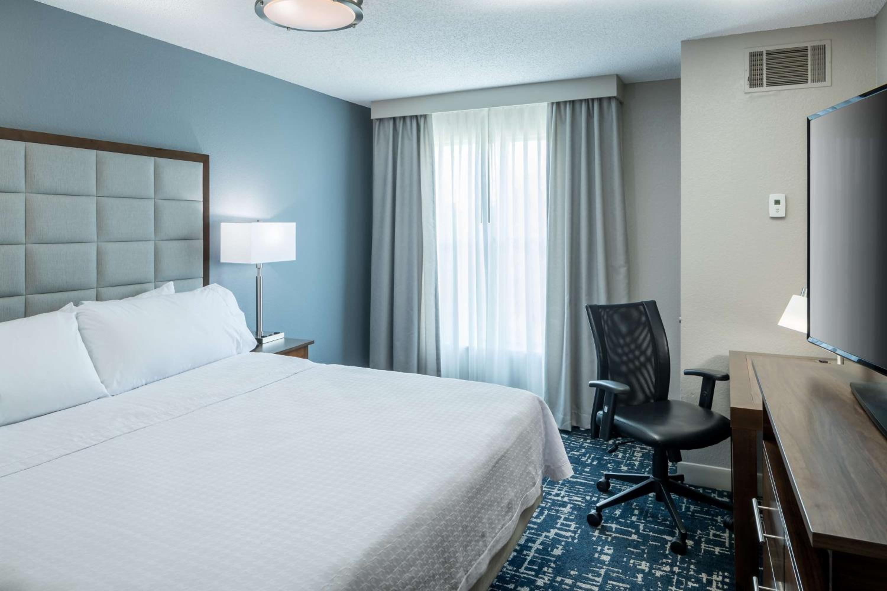 Two-Bedroom Suite with One King And Two Double Beds - Non-Smoking - Photo 1