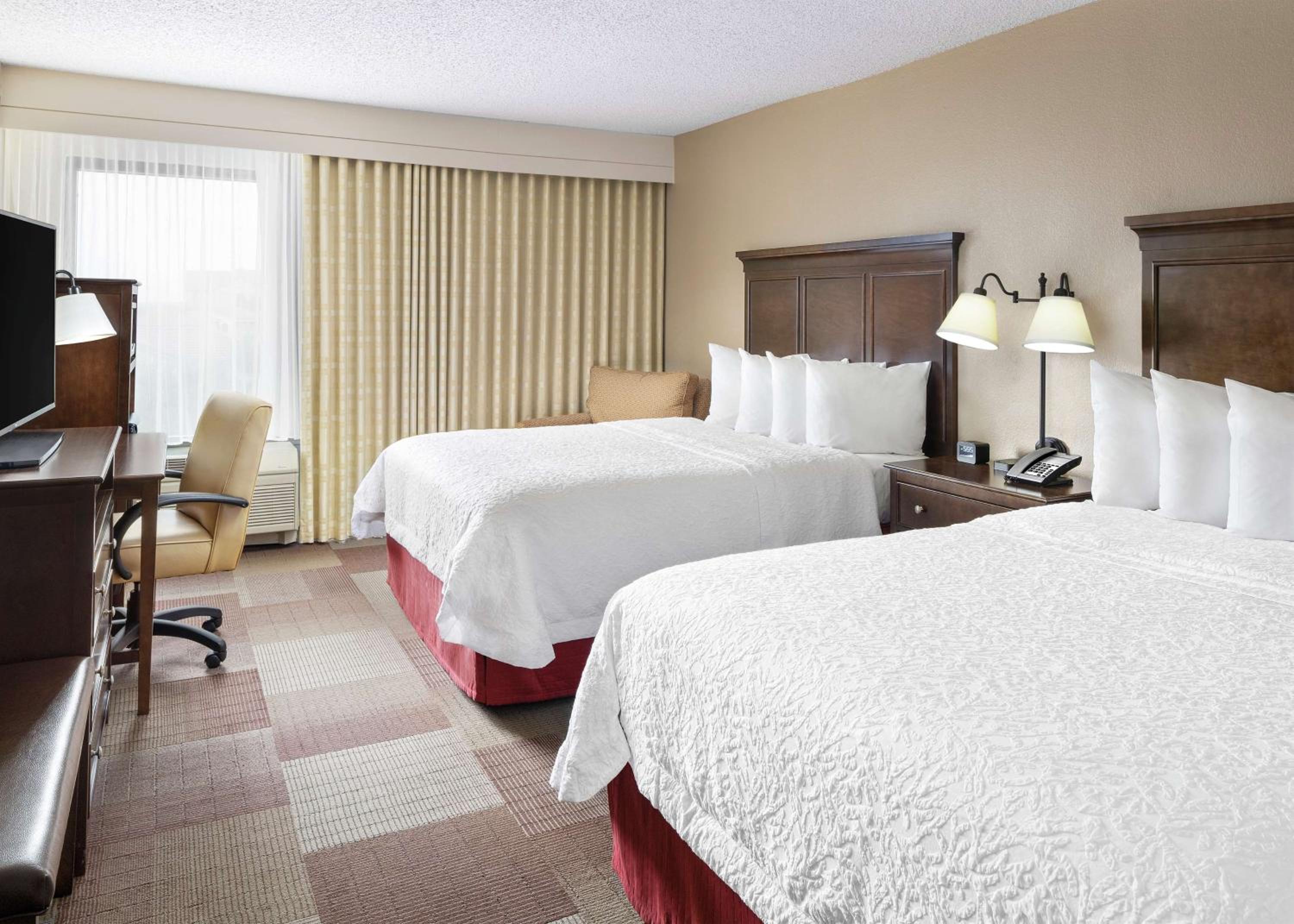 Room with Two Queen Beds - Non-Smoking - Photo 4