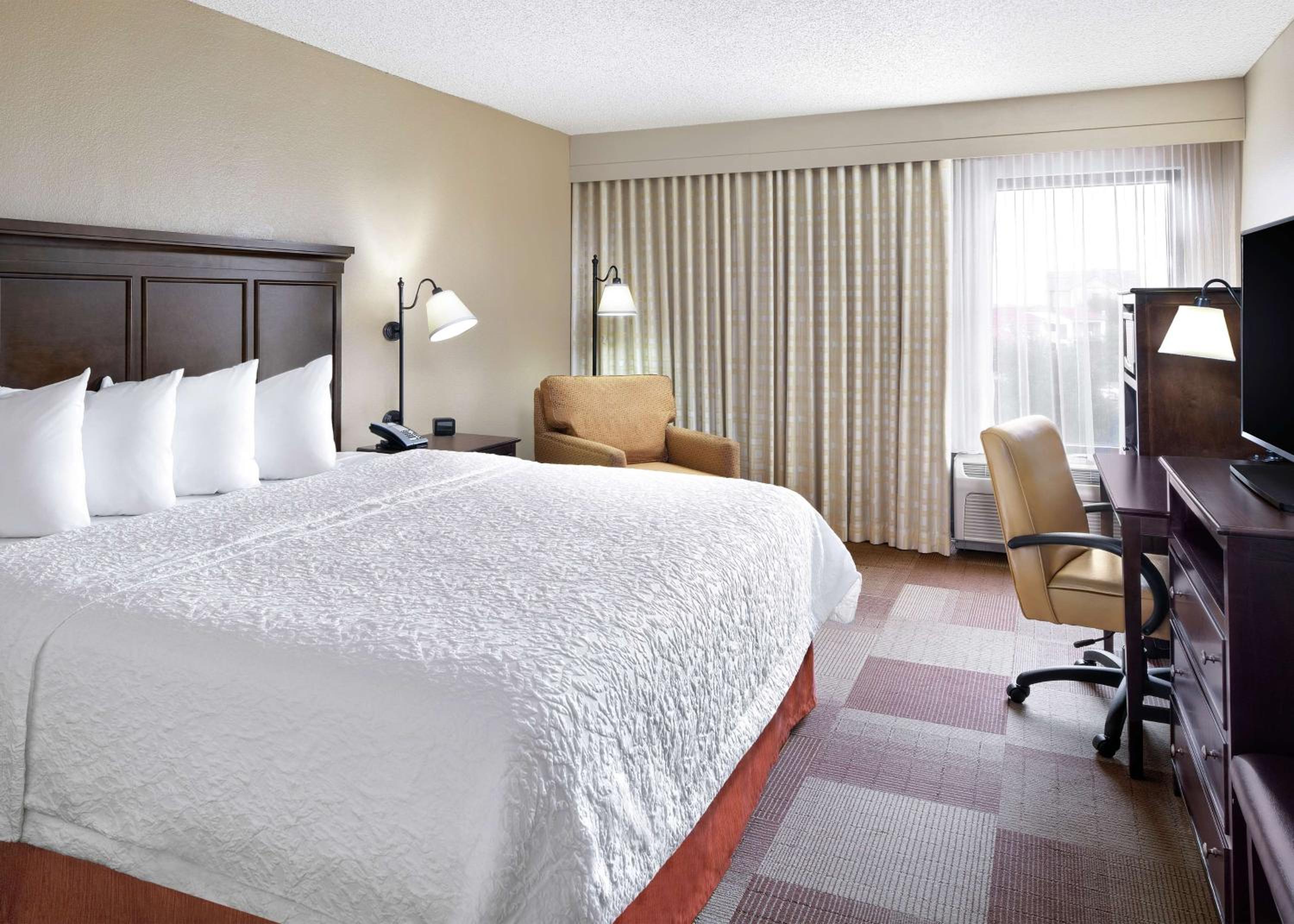 King Room with King Bed - Non-Smoking - Photo 3