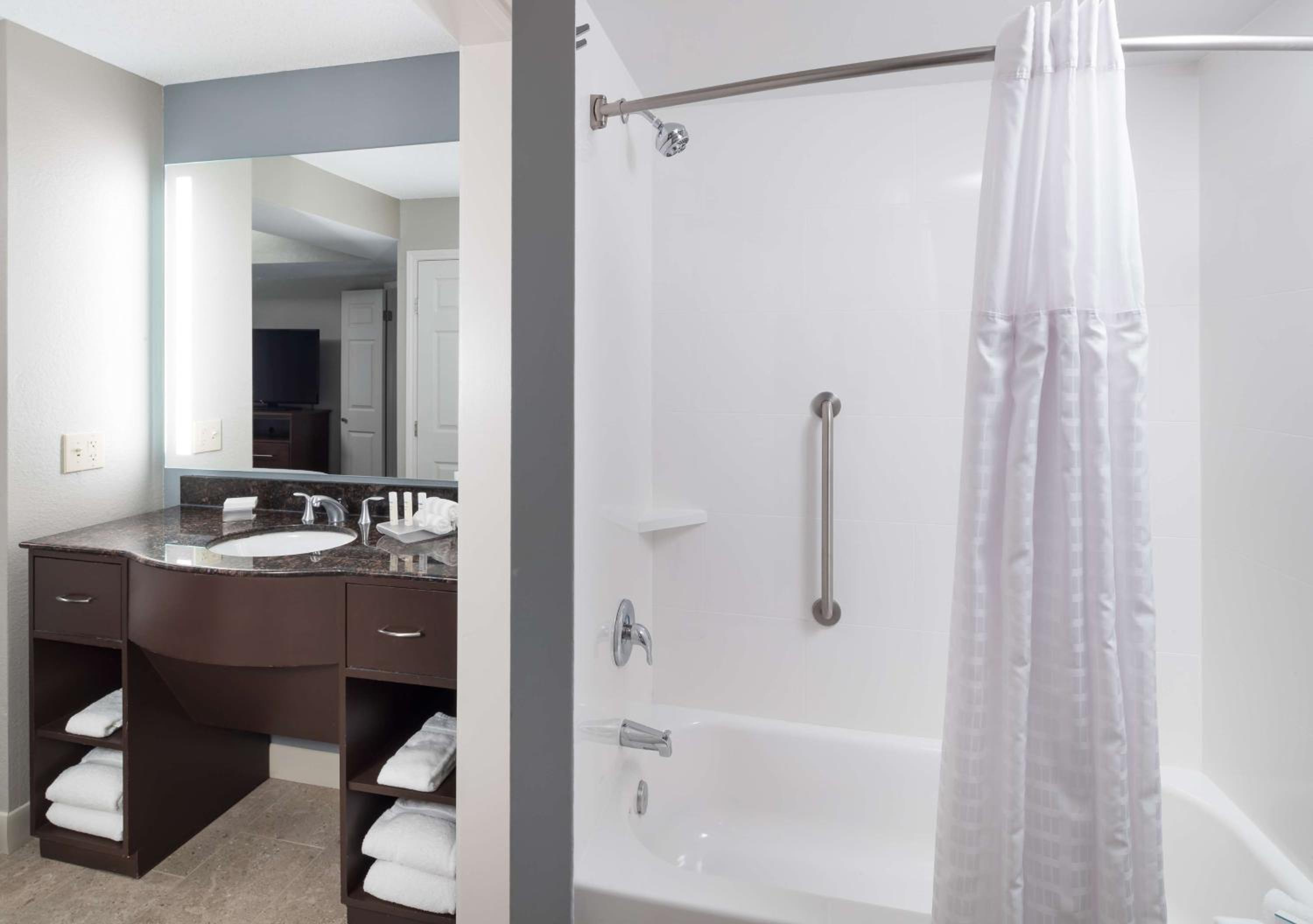 Two-Bedroom Suite with One King And Two Double Beds - Non-Smoking - Photo 8