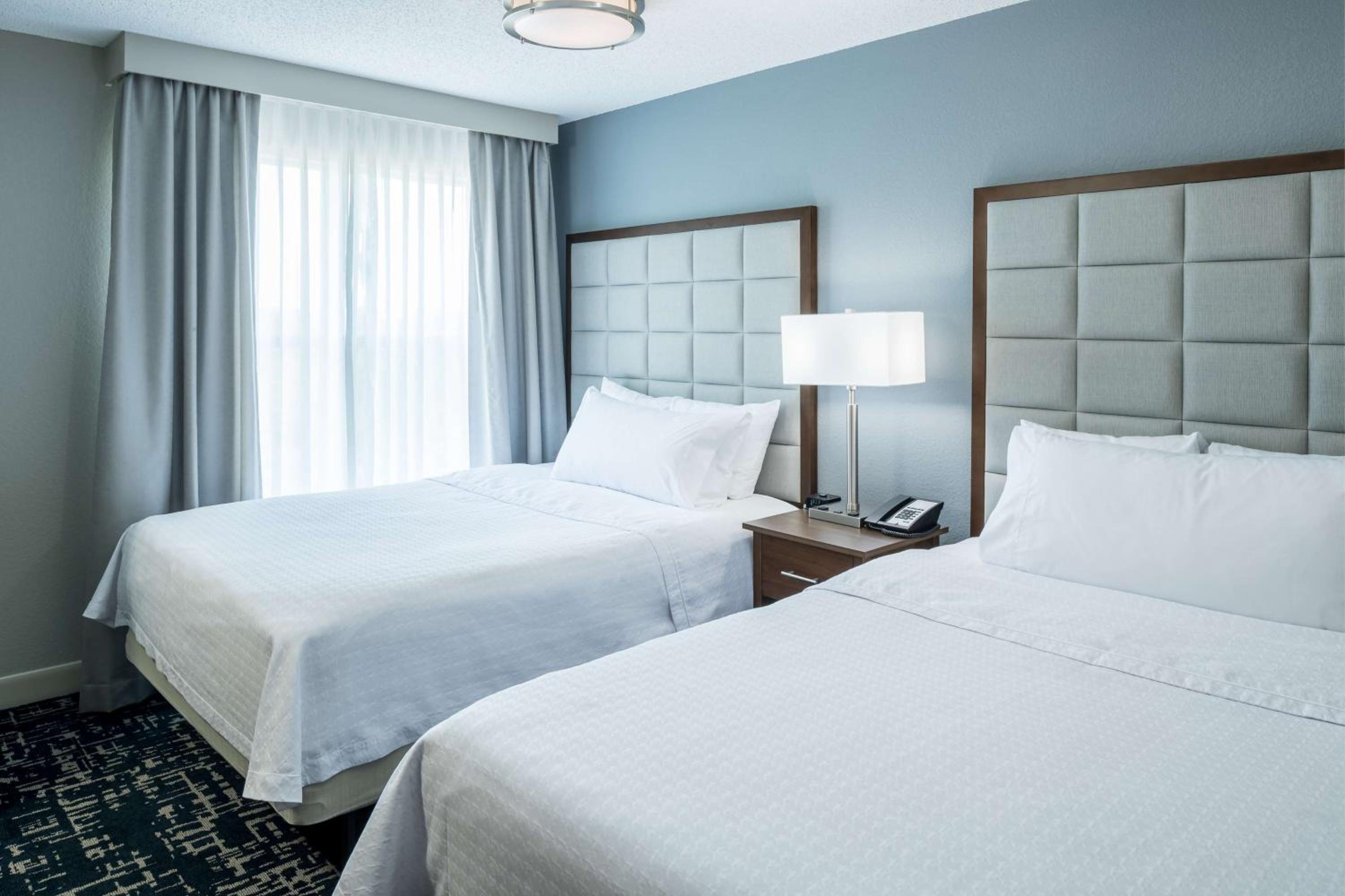 Two-Bedroom Suite with One King And Two Double Beds - Non-Smoking - Photo 4