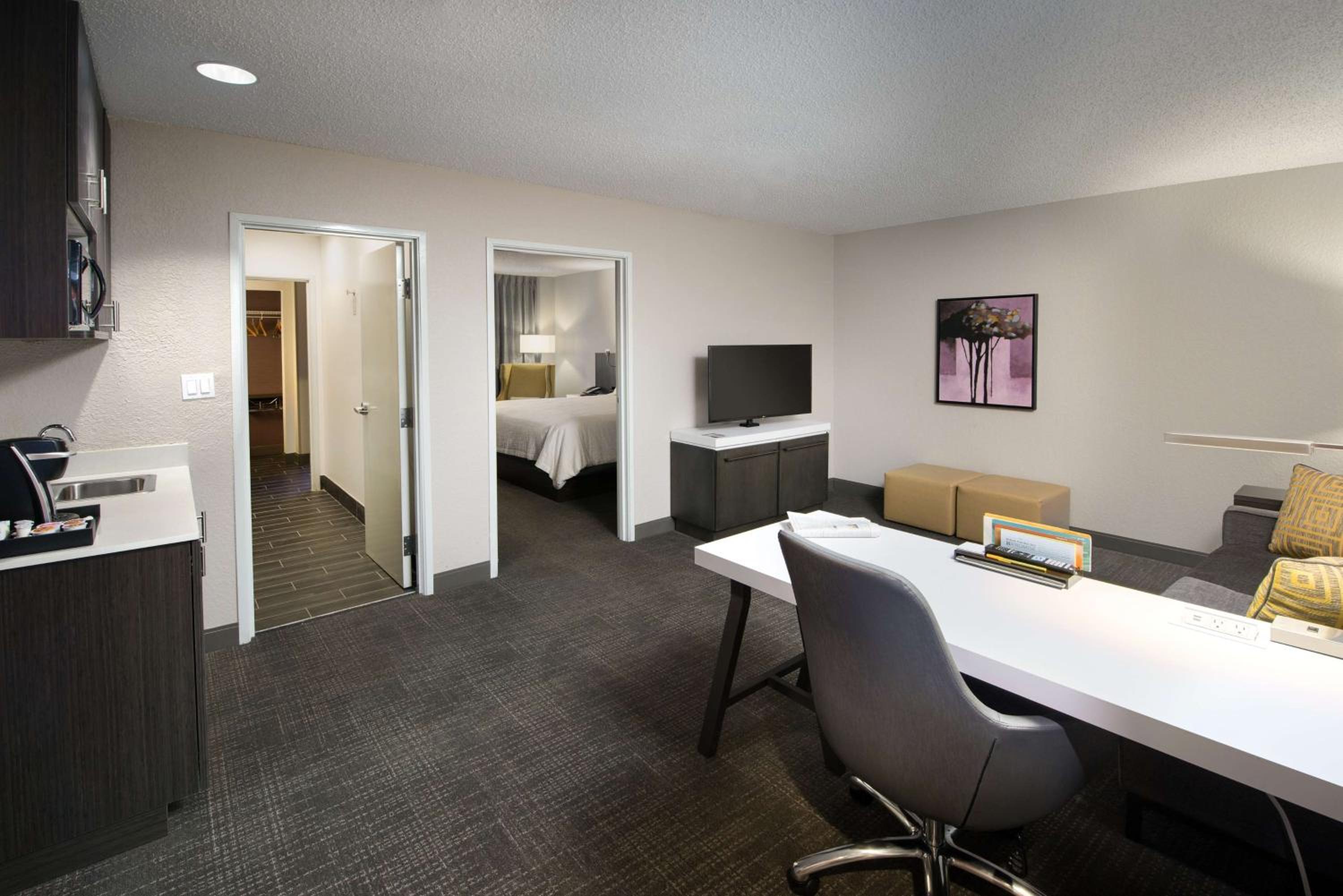 King Suite with Bath Tub - Photo 4
