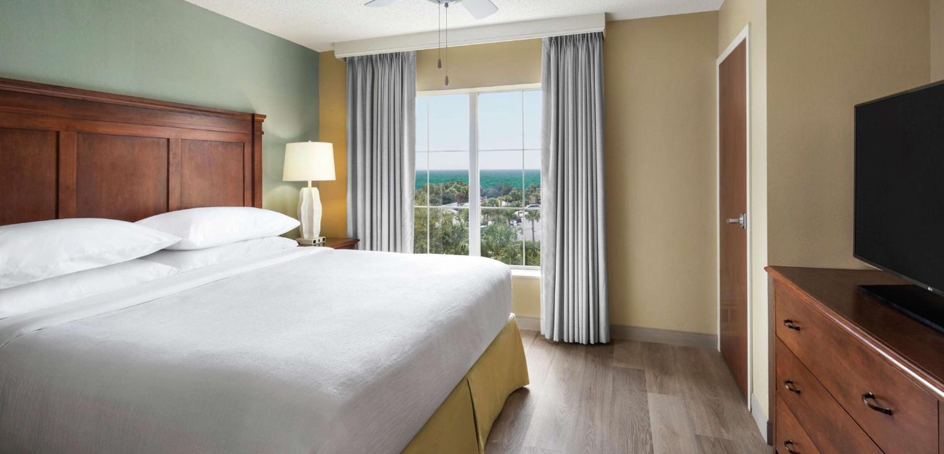 Deluxe King Suite with Water View - Photo 6