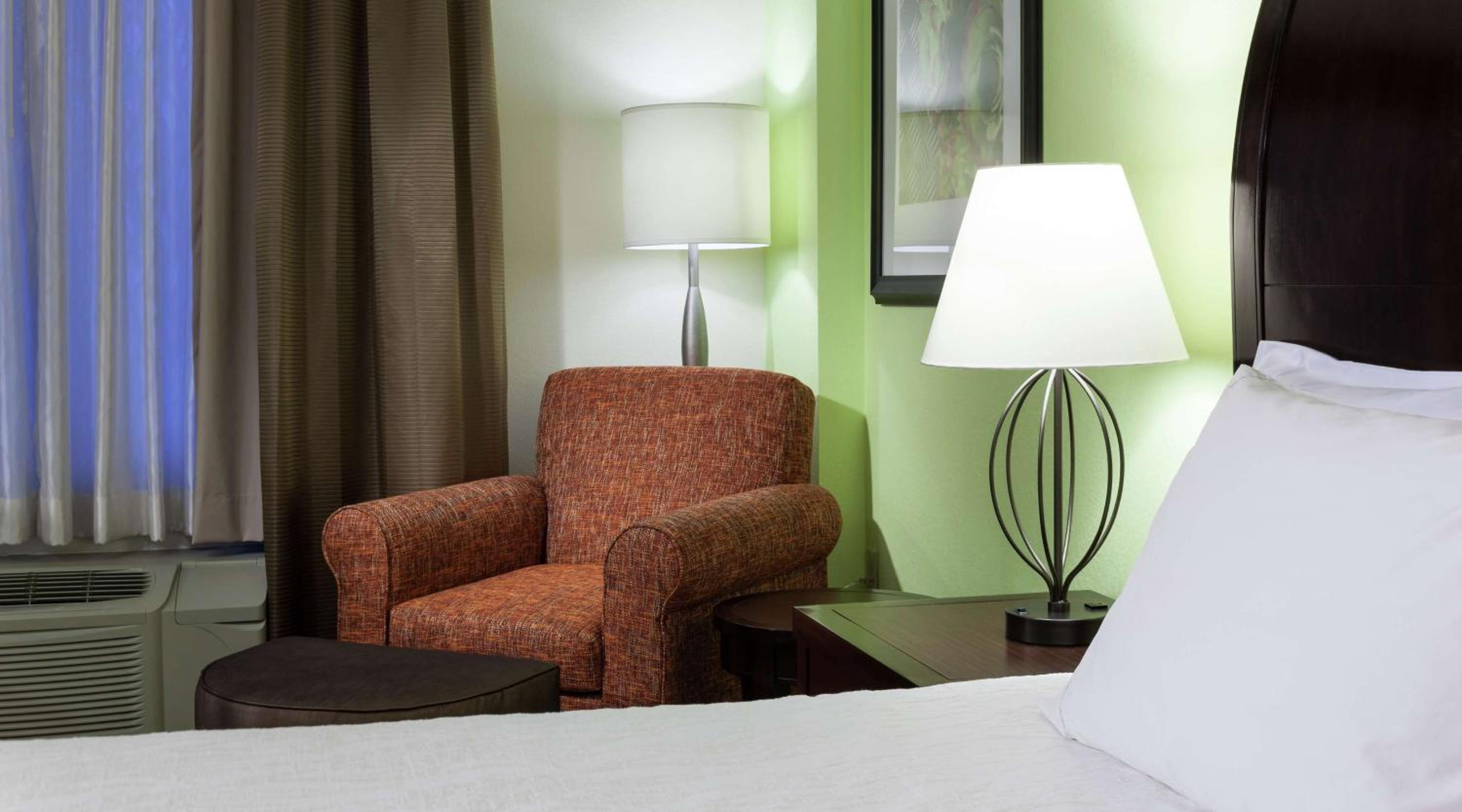 Queen Room with Two Queen Beds - Photo 4