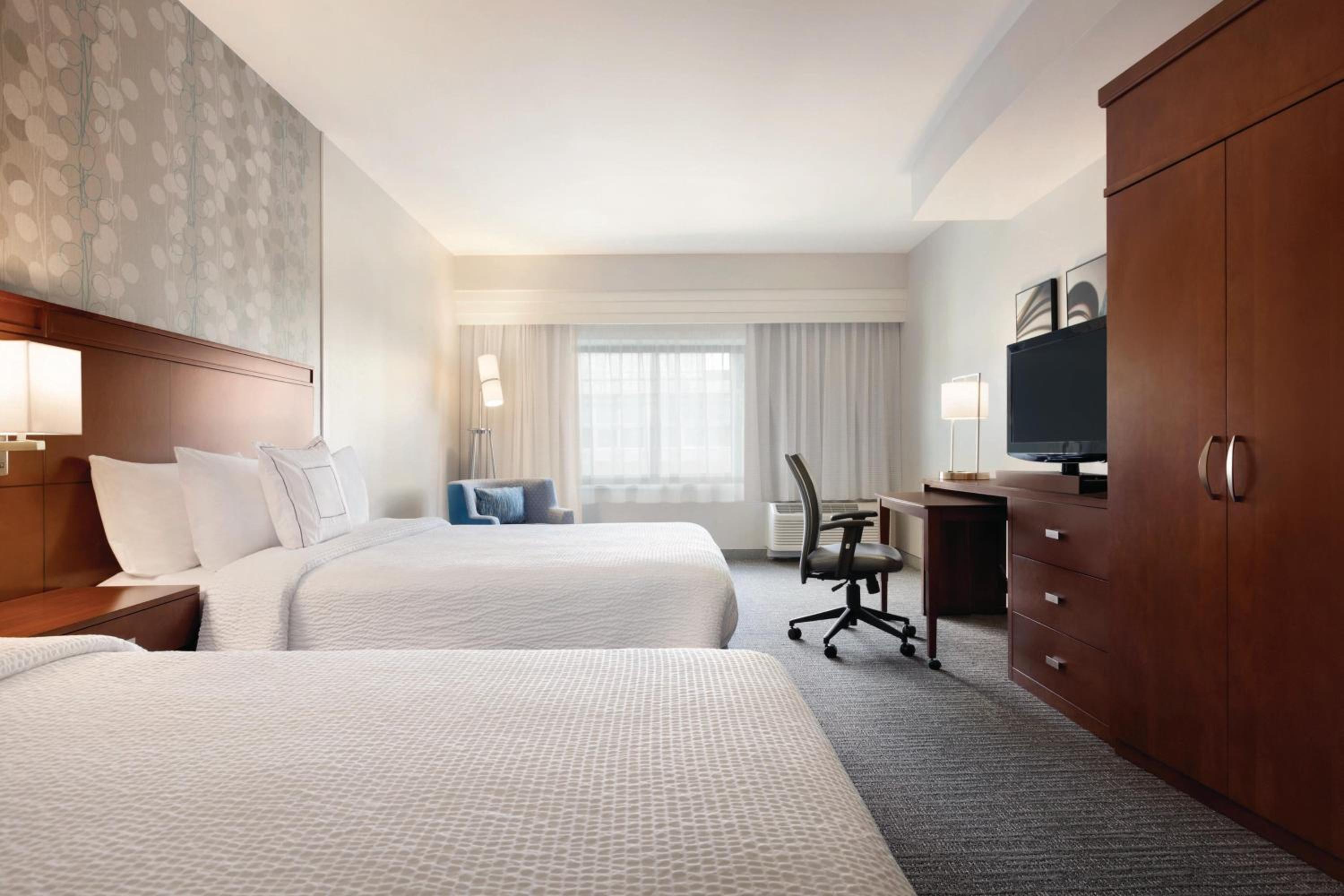 Queen Room with Two Queen Beds - Photo 2