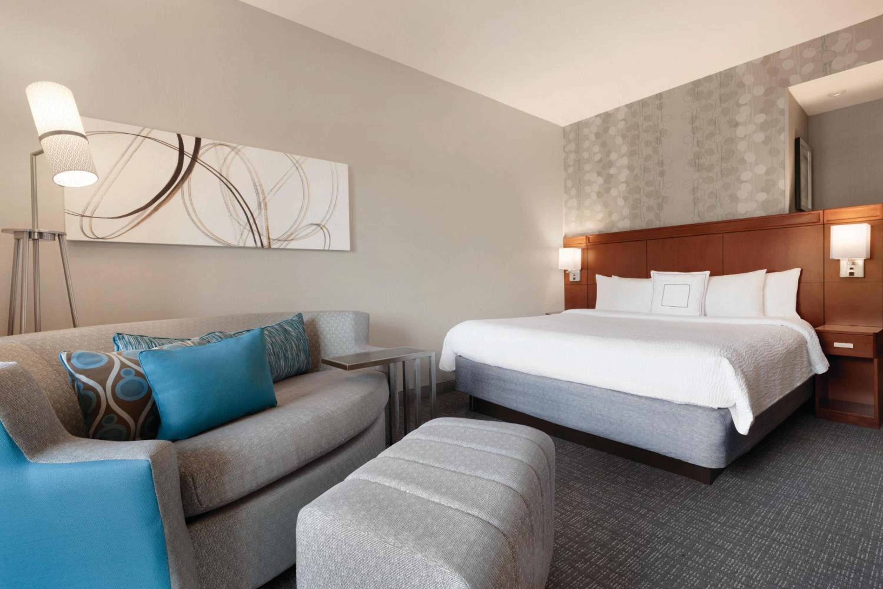 King Room with Sofa Bed - Photo 1