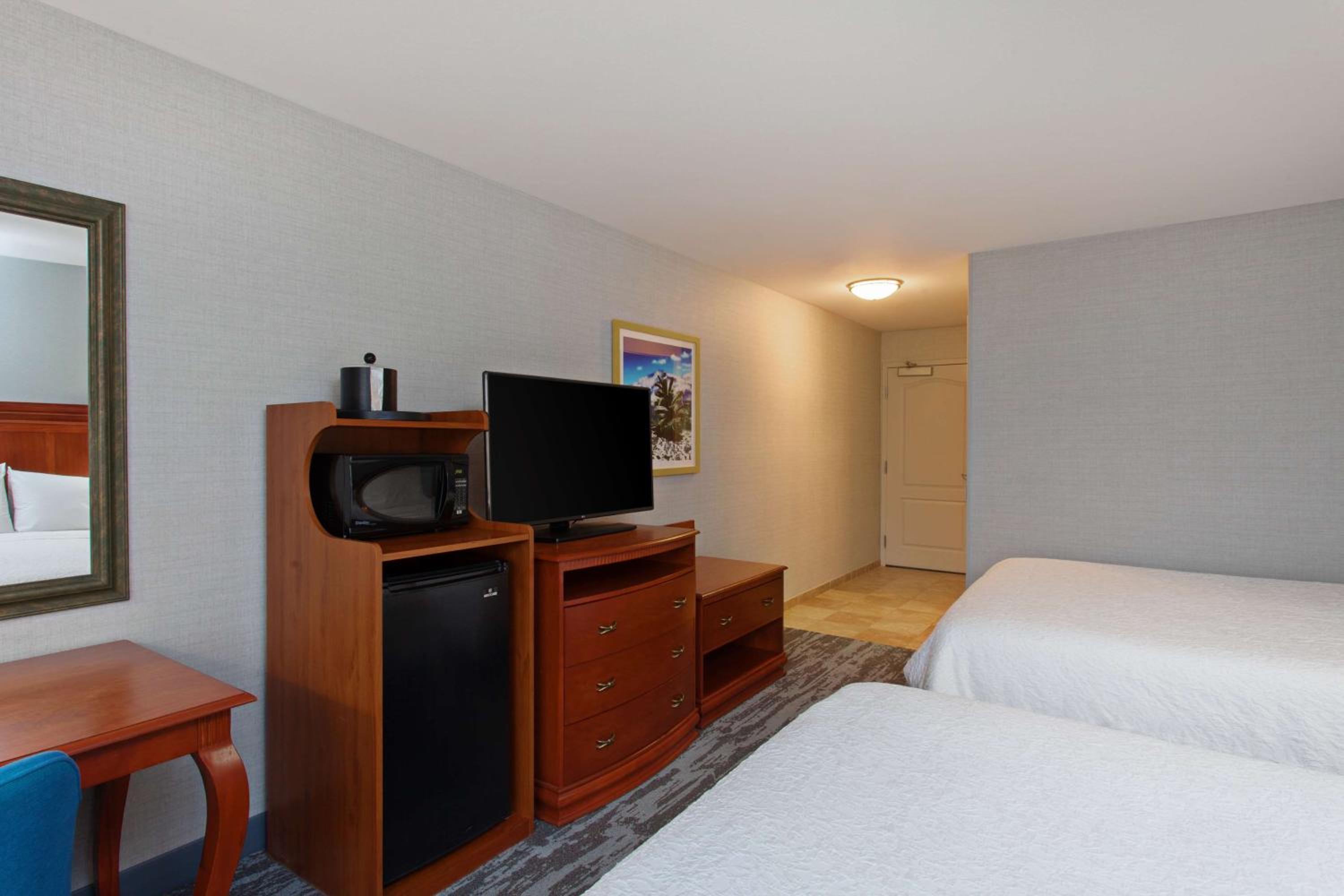 Room with Two Queen Beds - Non-Smoking - Photo 4