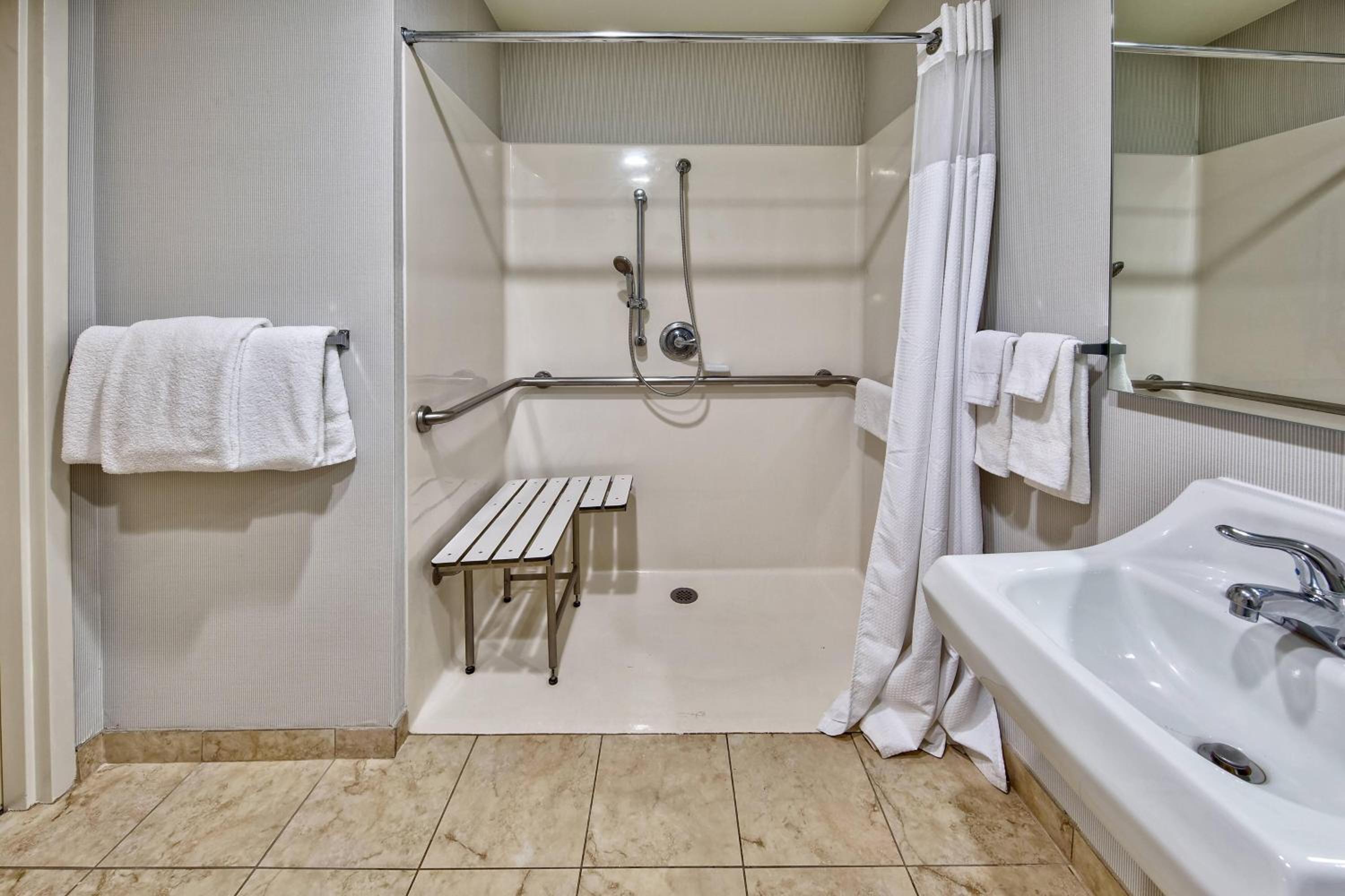 Double Room with Two Double Beds and Adapted Tub - Mobility and Hearing Accessible - Photo 5