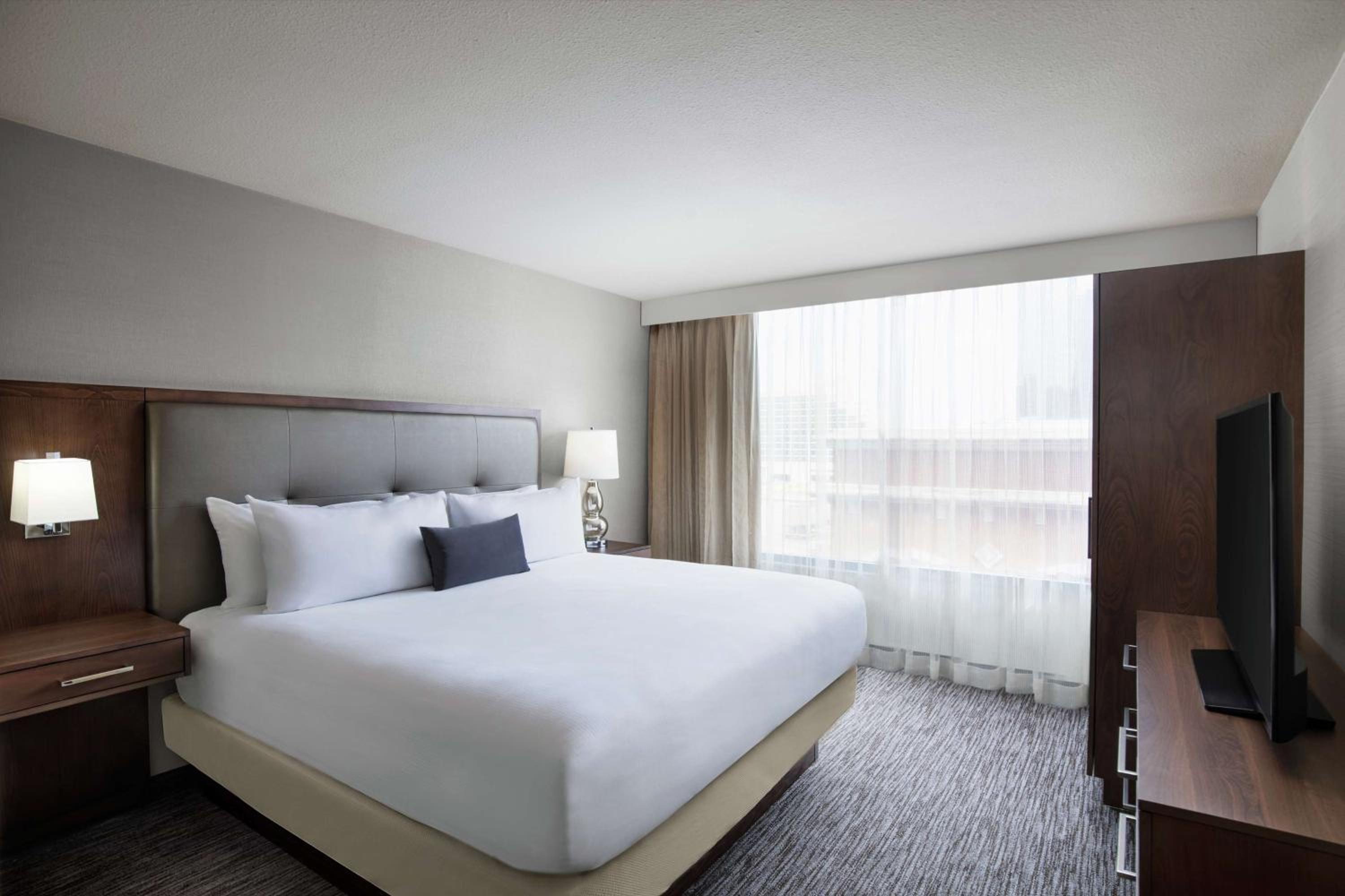 Executive King Suite - Non-Smoking - Photo 6