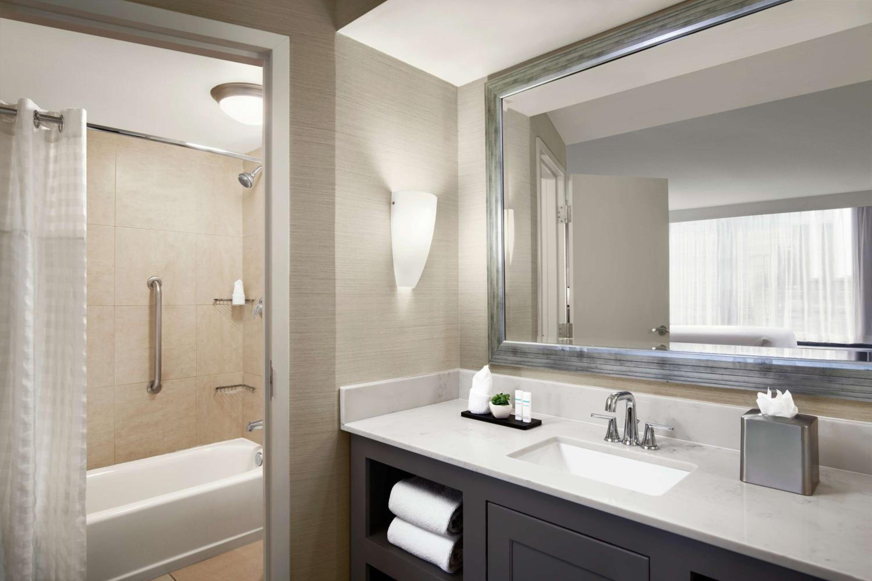 Two-Room Suite with Two Queen Beds - Mobility Access - Photo 2