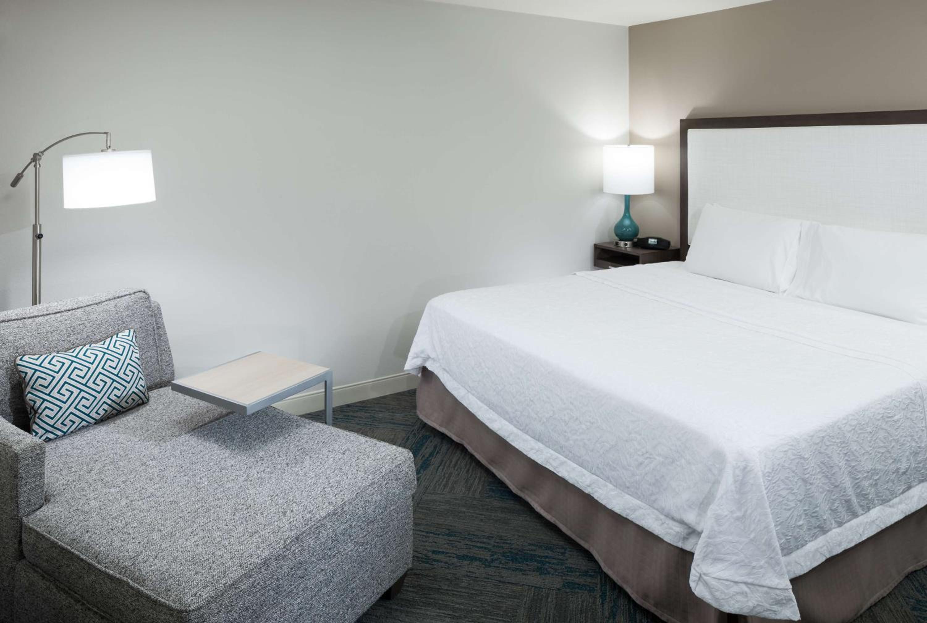 King Room with King Bed - Non-Smoking - Photo 4