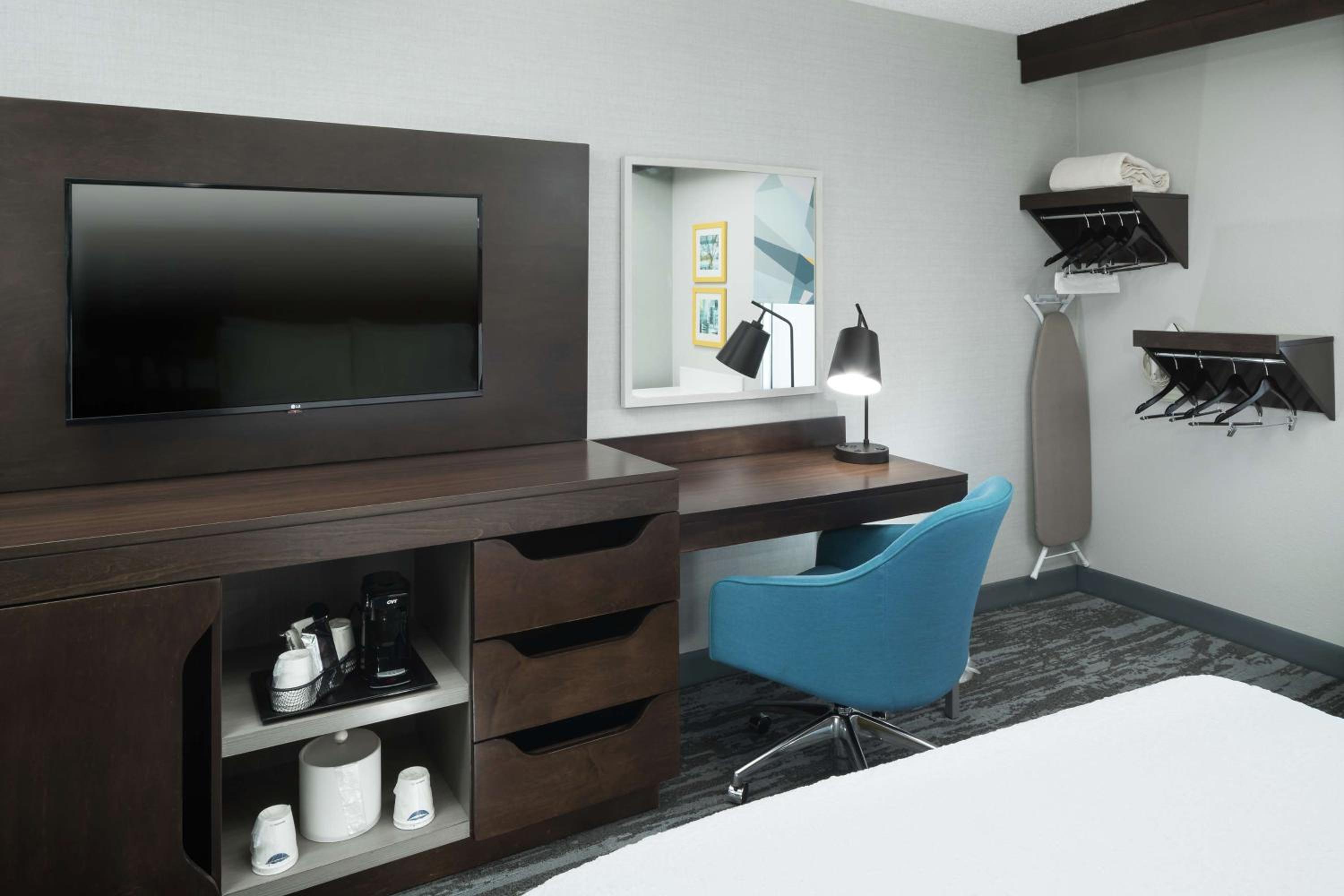 Queen Room with Mobility Access/Non-Smoking - Photo 3