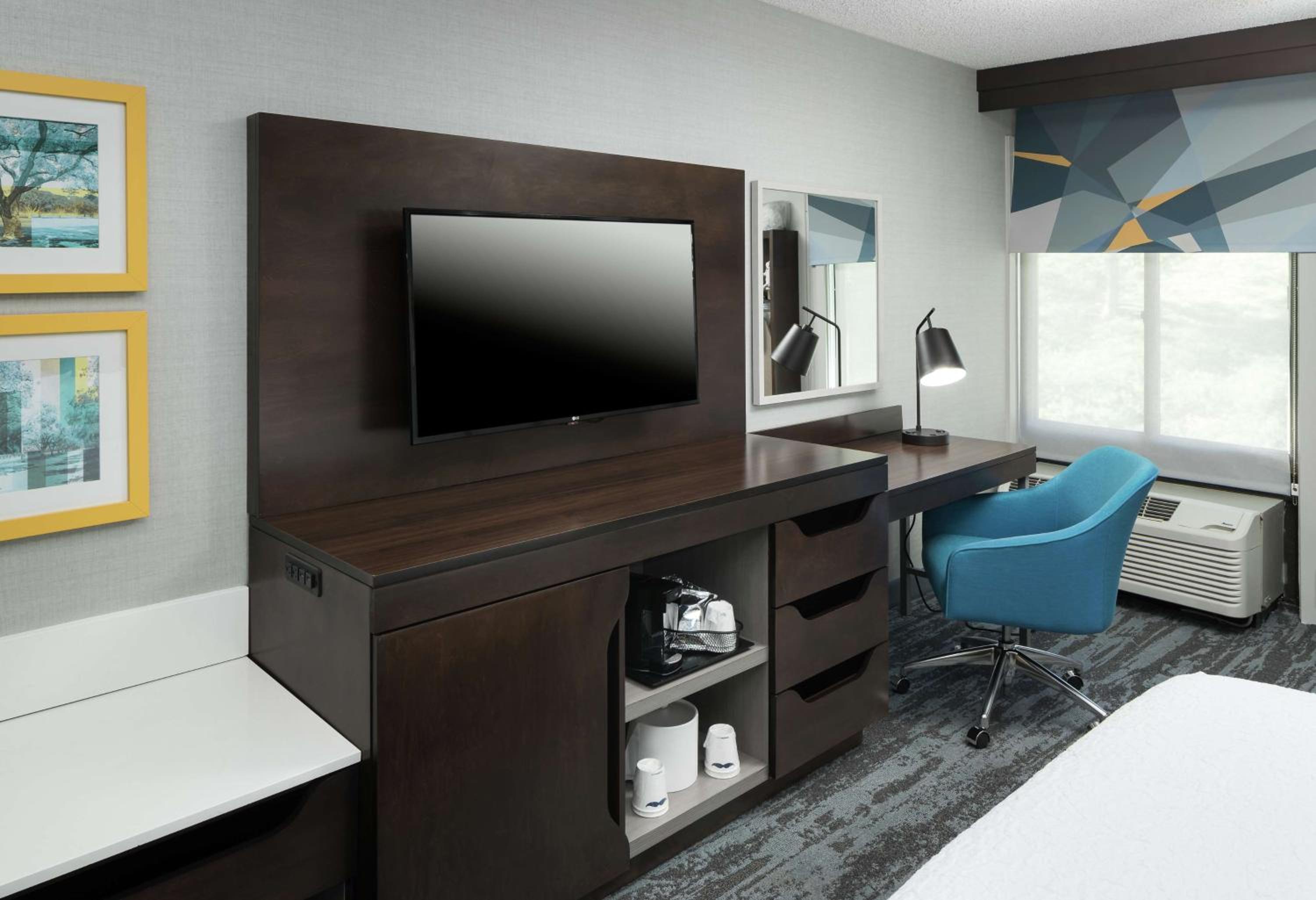 King Room with King Bed - Non-Smoking - Photo 4