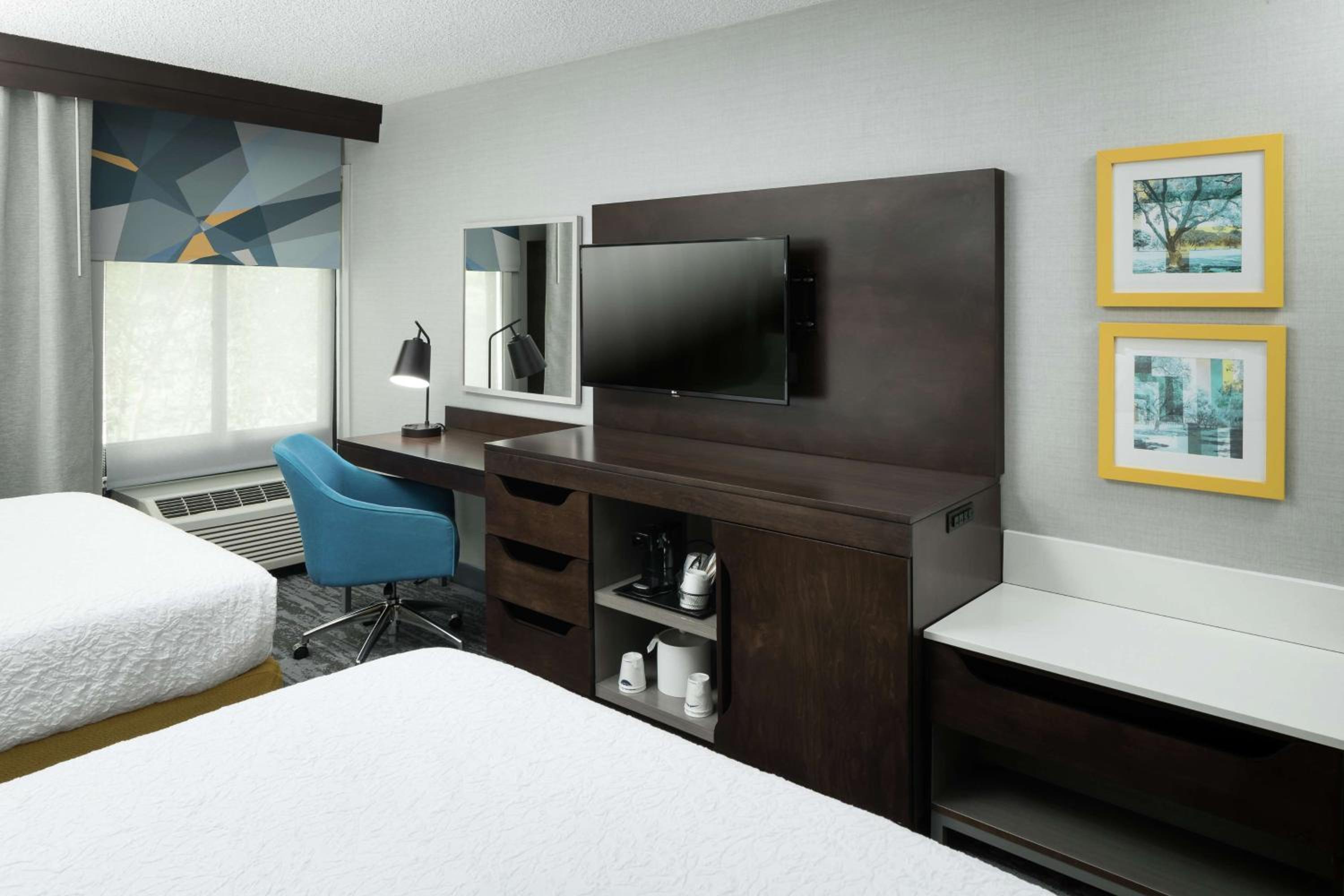 Room with Two Queen Beds - Non-Smoking - Photo 5