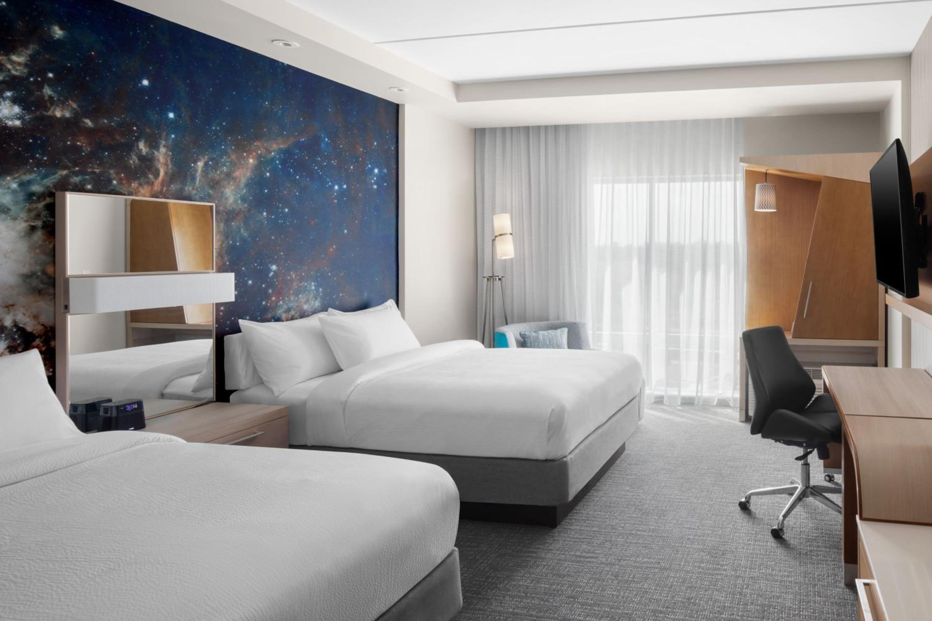Queen Room with Two Queen Beds and Inland View - Photo 1
