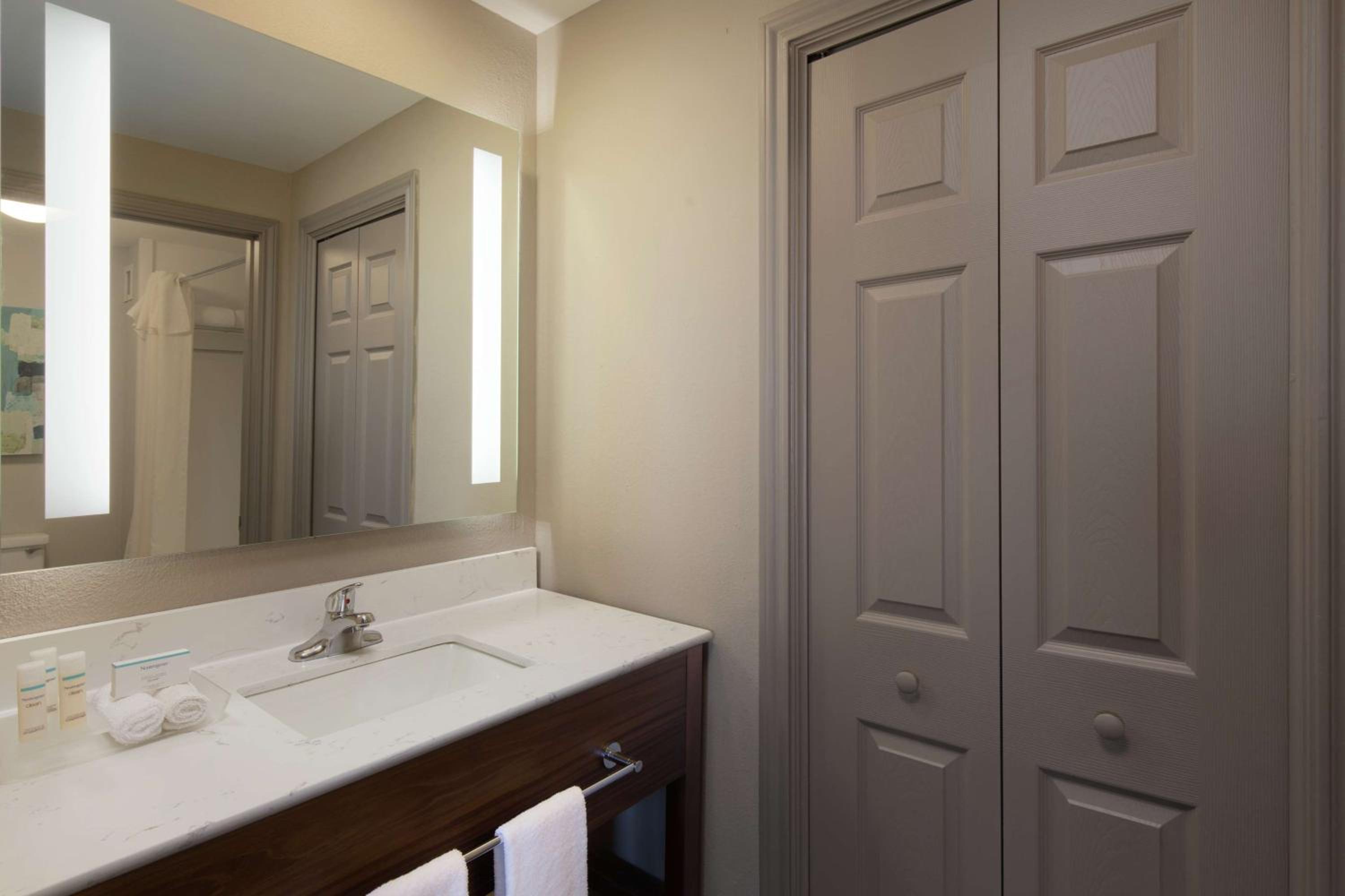 One-Bedroom King Suite - Non-Smoking - Photo 2